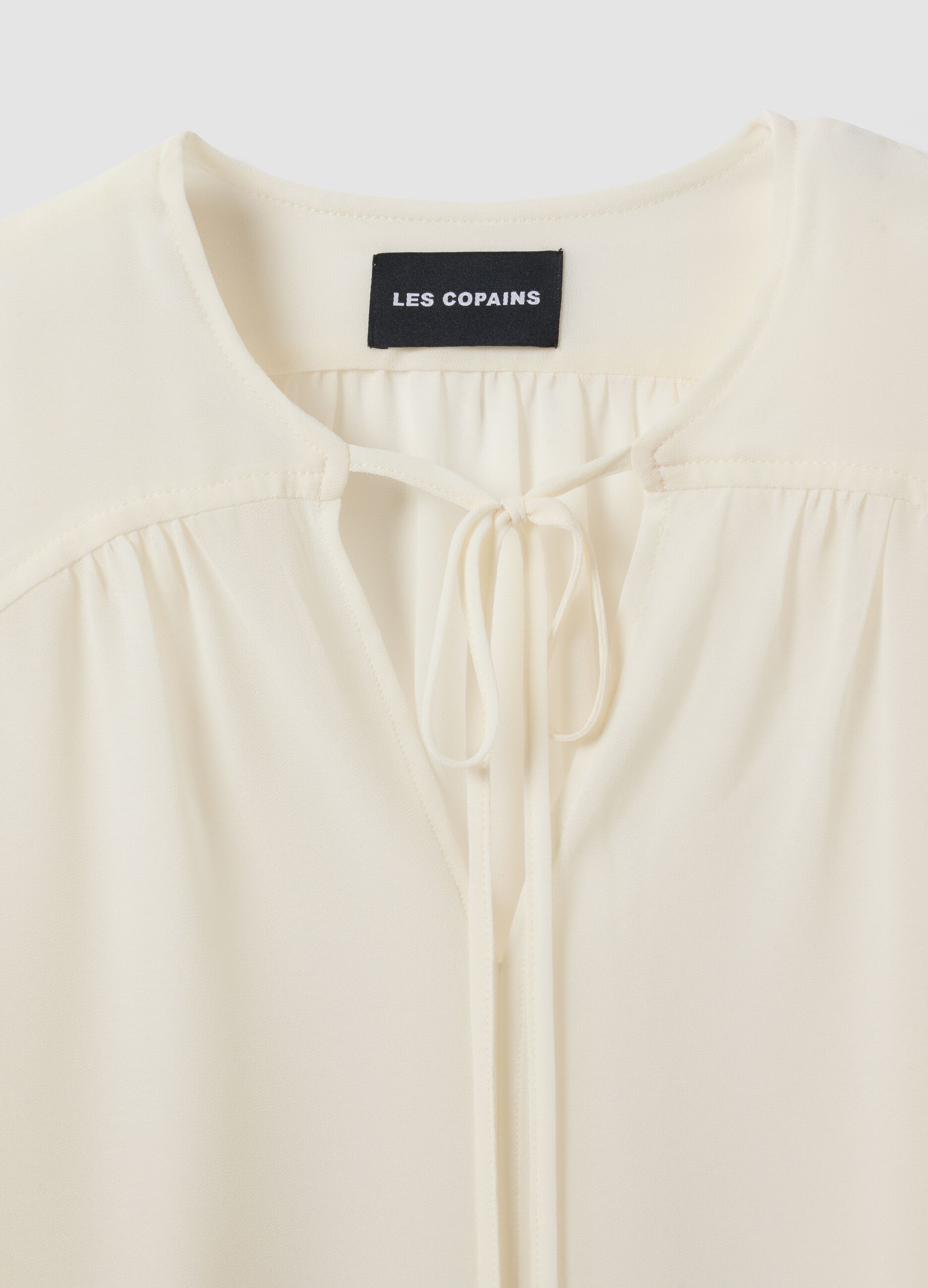 Wei&szlig;e Bluse in Regular Fit mit V-Ausschnitt und Bindeband