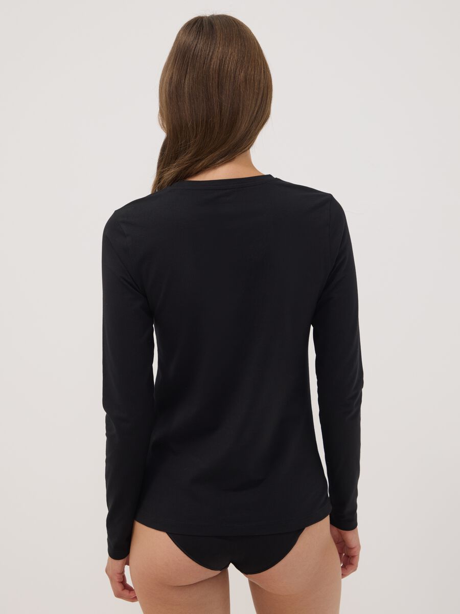 Schwarzes Shirt aus Bio-Stretch-Baumwolle mit Rundhalsausschnitt_3