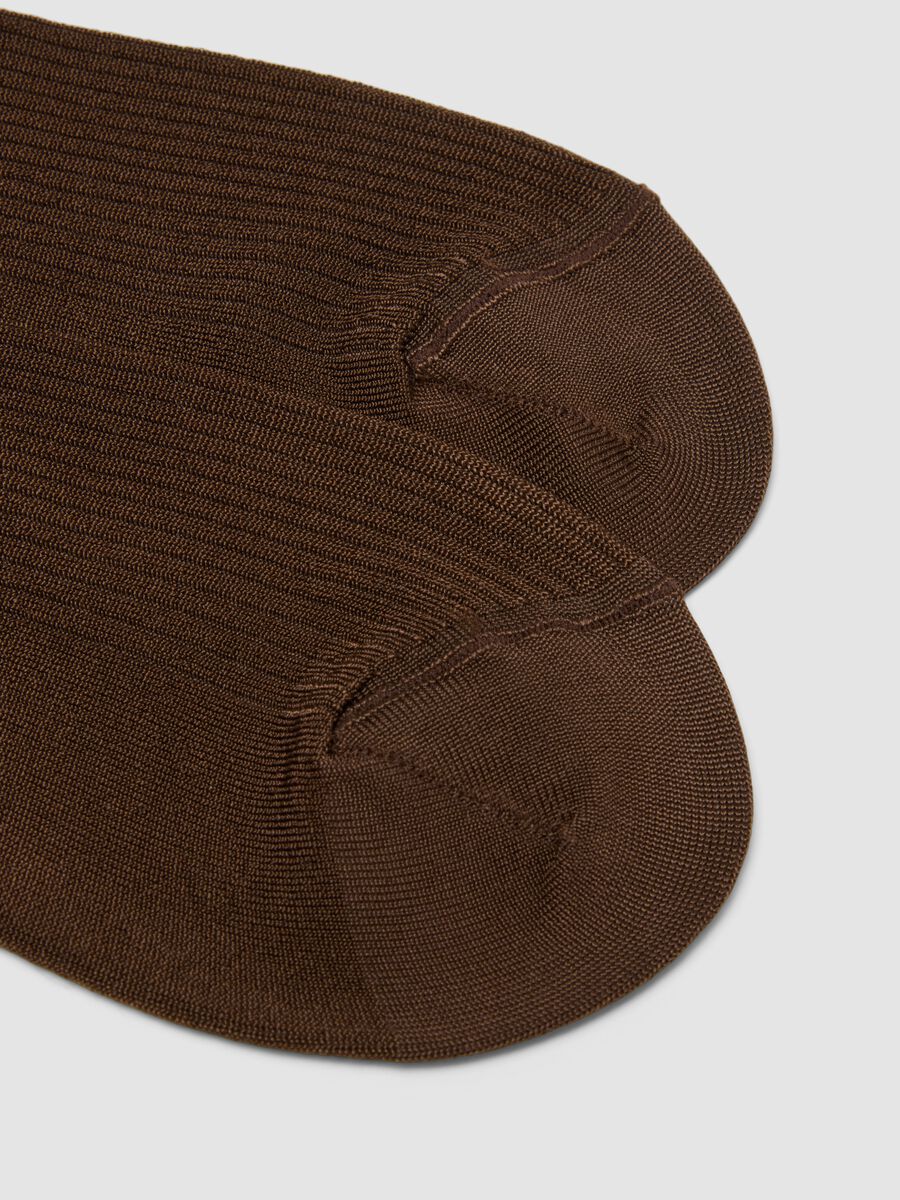 Lange braune Socken aus elastischer Viskose_2
