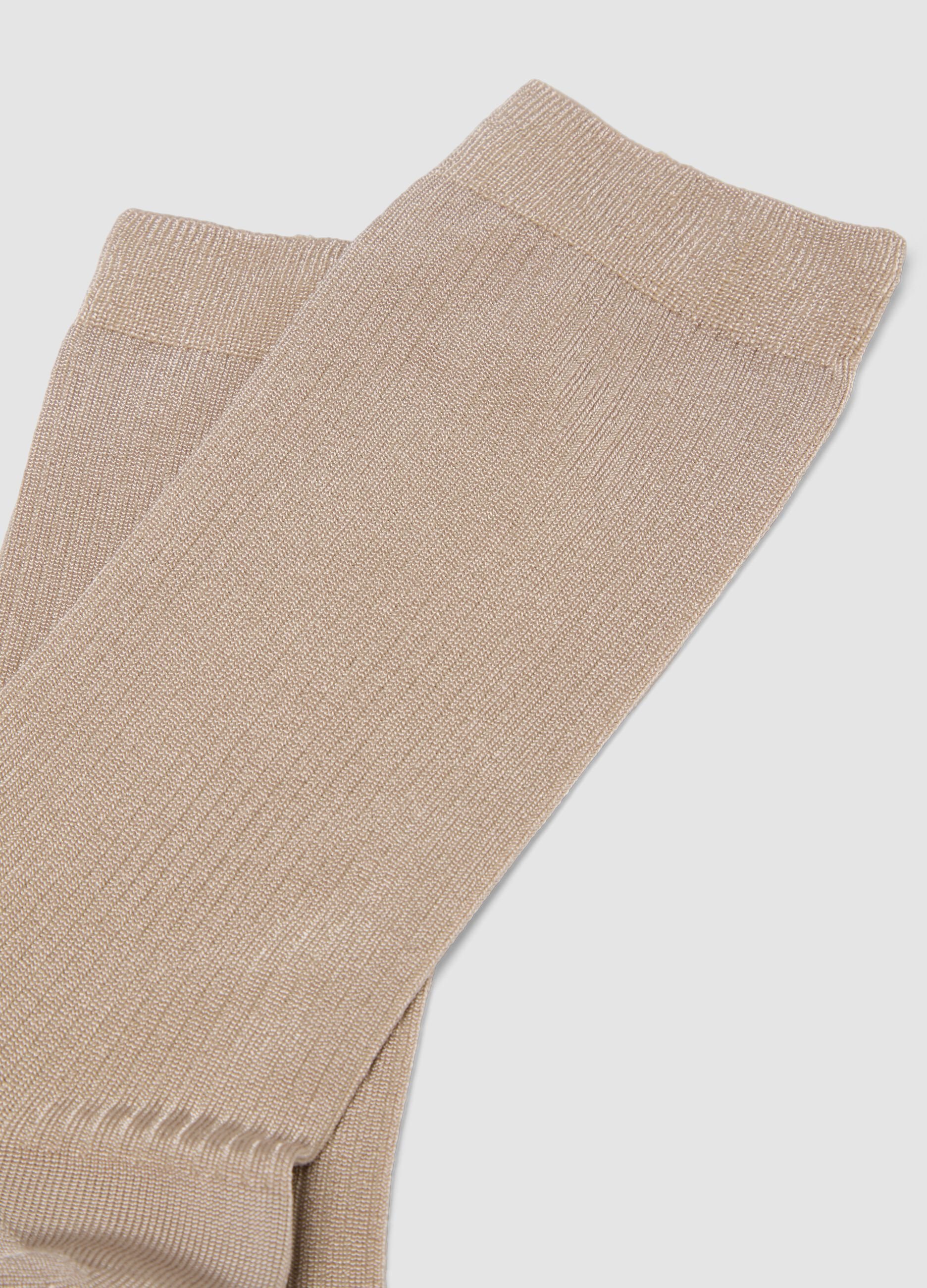 Beige gerippte Socken aus elastischer Viskose