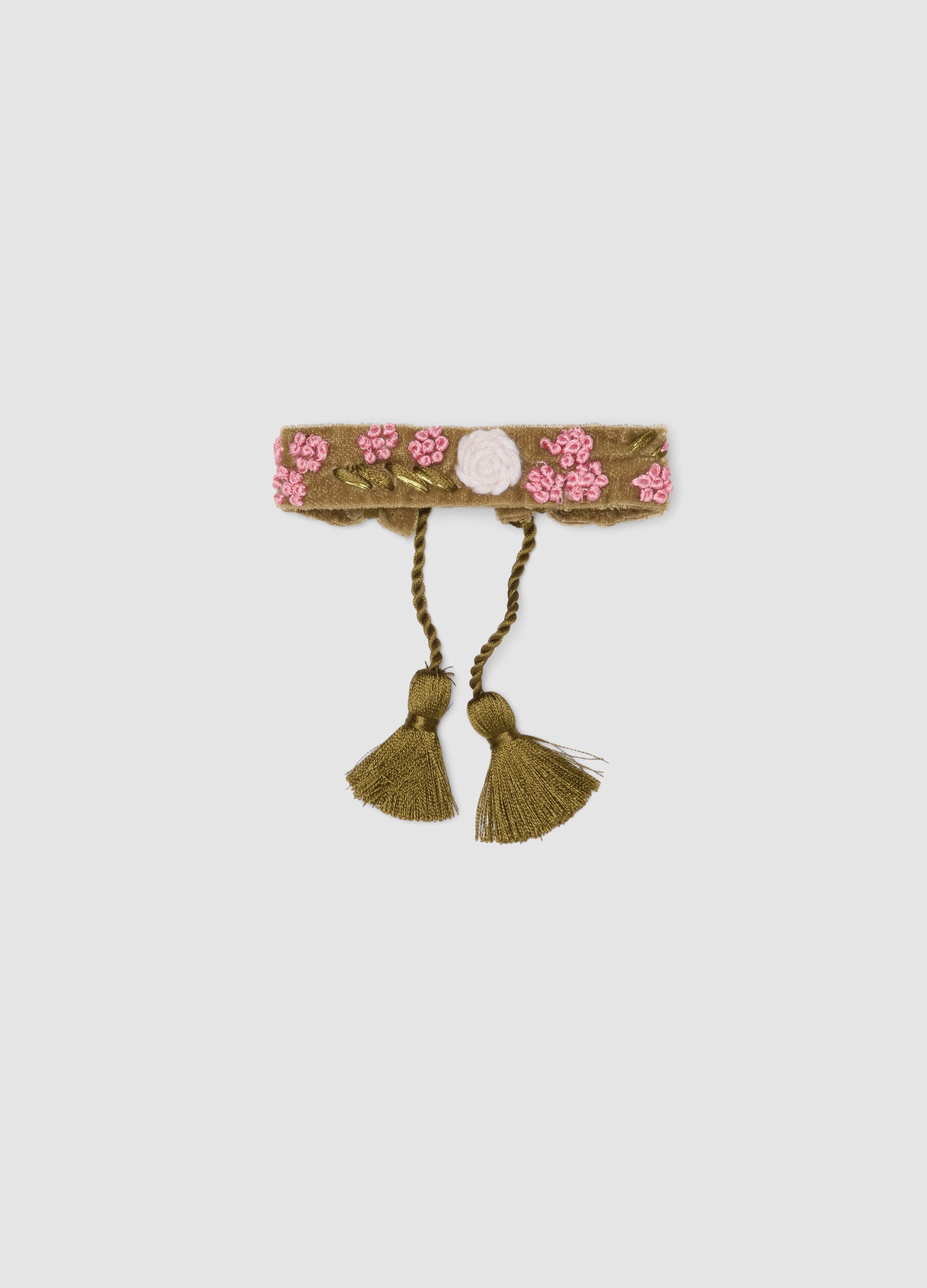 Gr&uuml;nes Armband mit bestickten Blumen und Quasten
