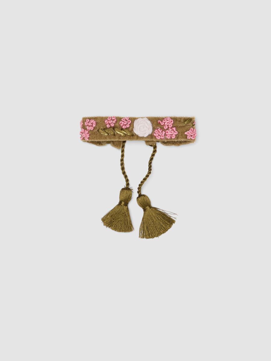 Gr&uuml;nes Armband mit bestickten Blumen und Quasten_0