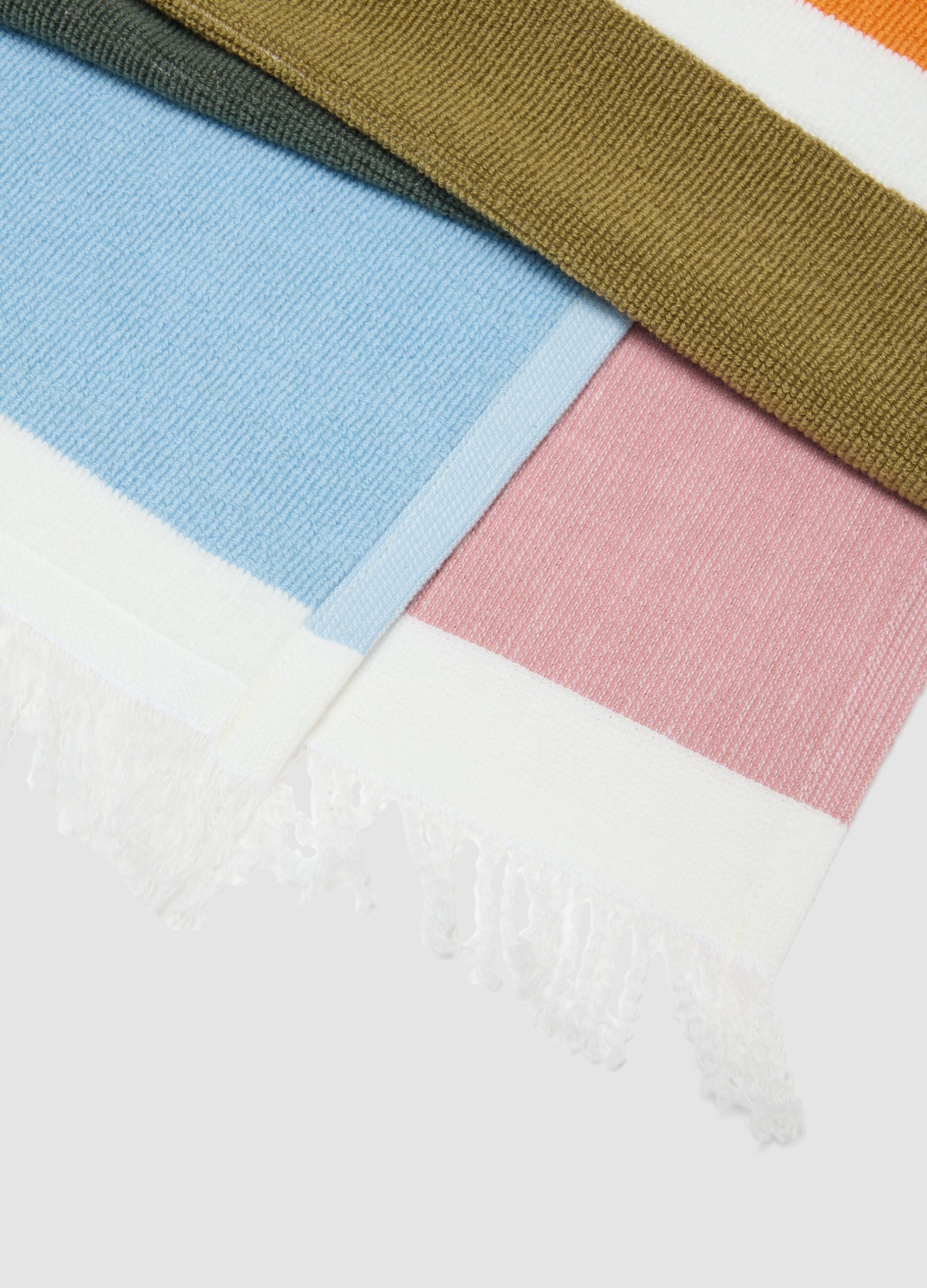 Toalha de praia multicolor em algod&atilde;o puro &agrave;s riscas
