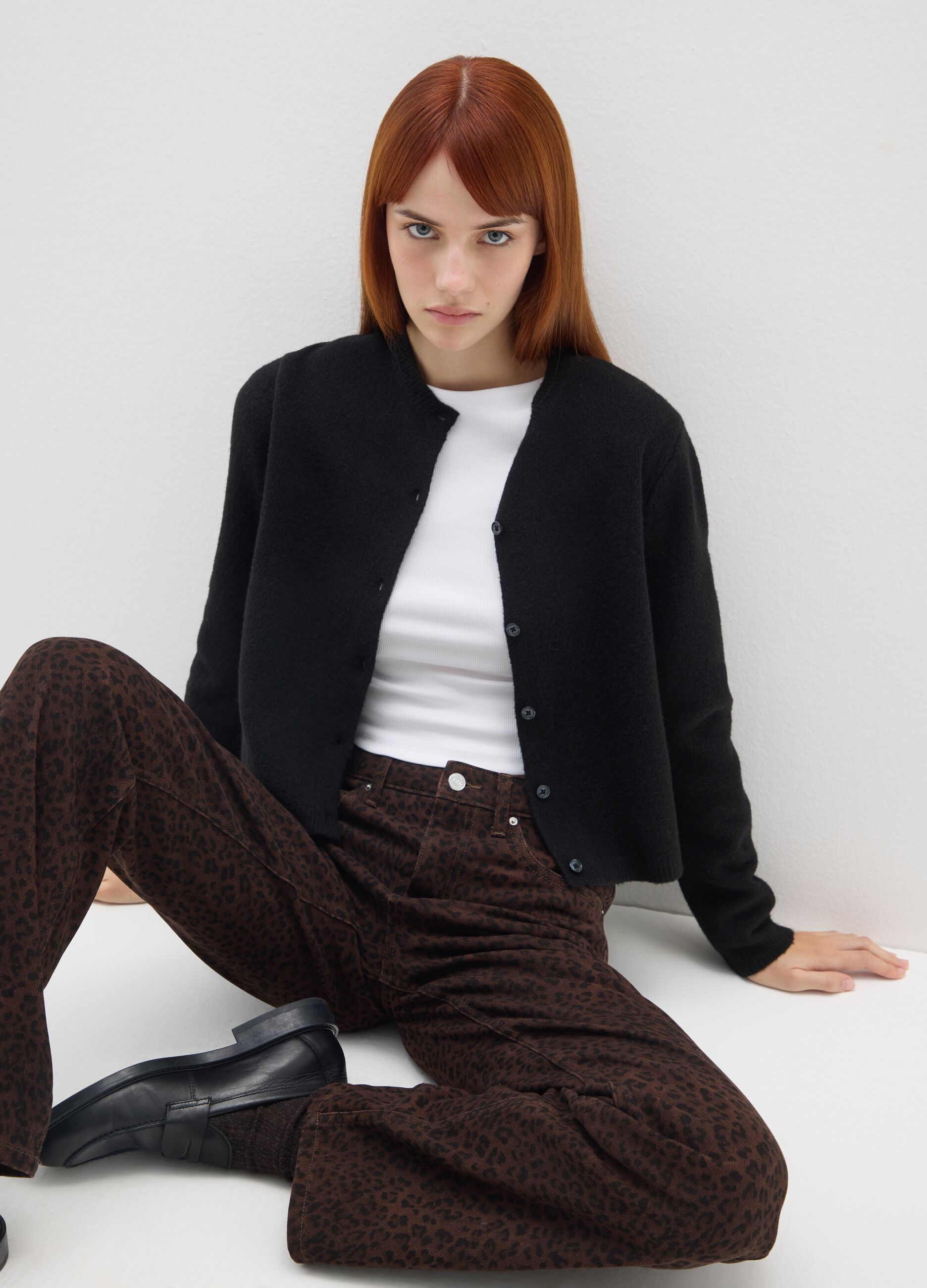 Cardigan preto regular fit com botões