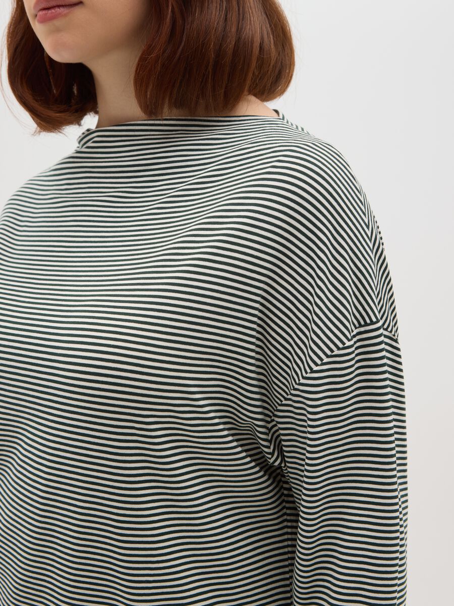 Pullover mit mehrfarbigen Streifen und regulärer Passform_3