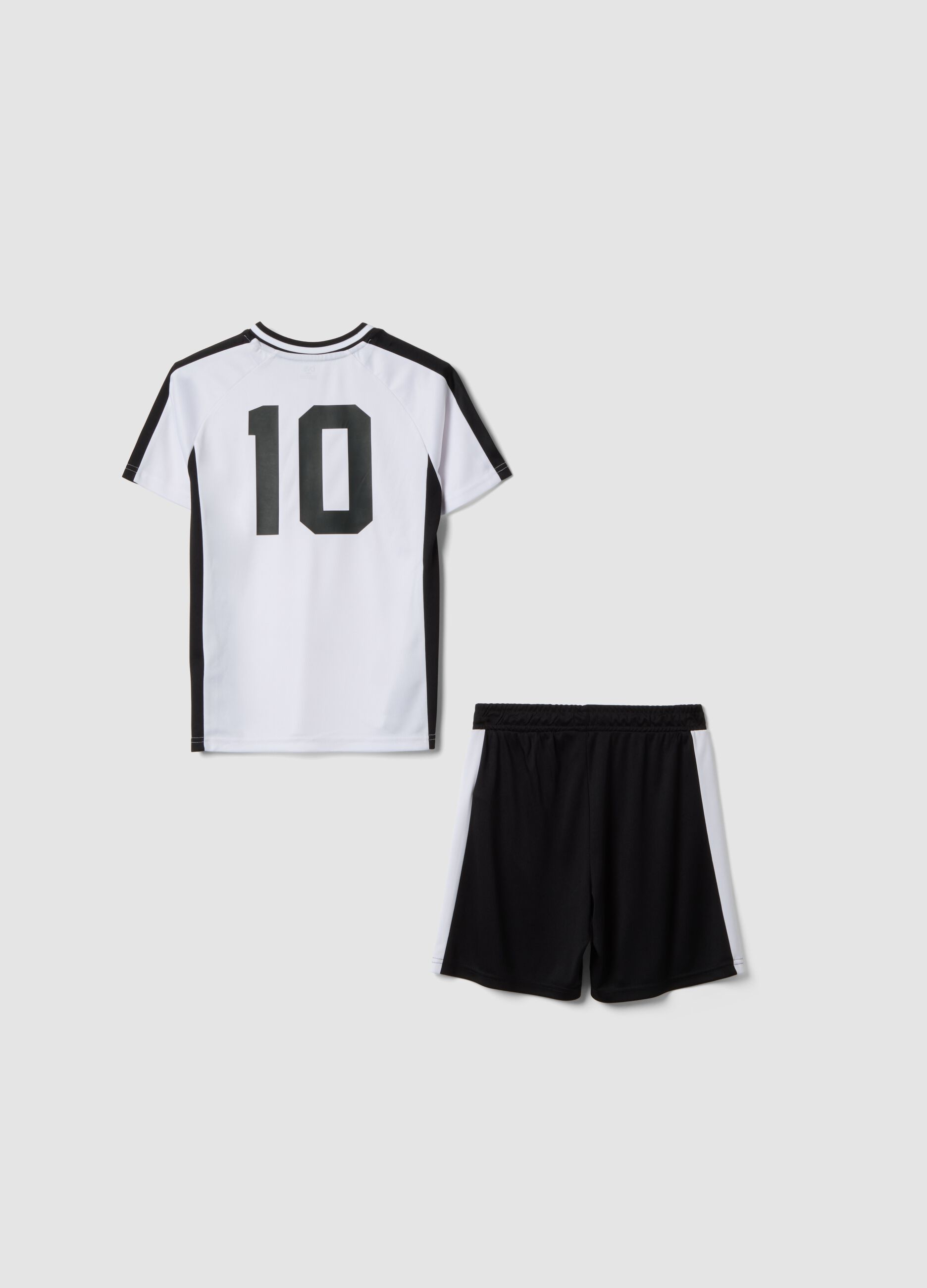 Conjunto preto e branco com t-shirt e cal&ccedil;&otilde;es