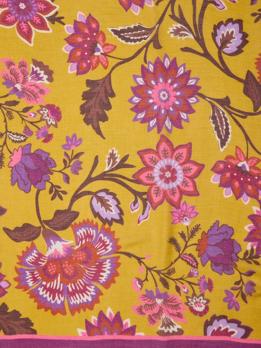 Foulard viola in pura viscosa con fantasia floreale e bordi sfrangiati_1