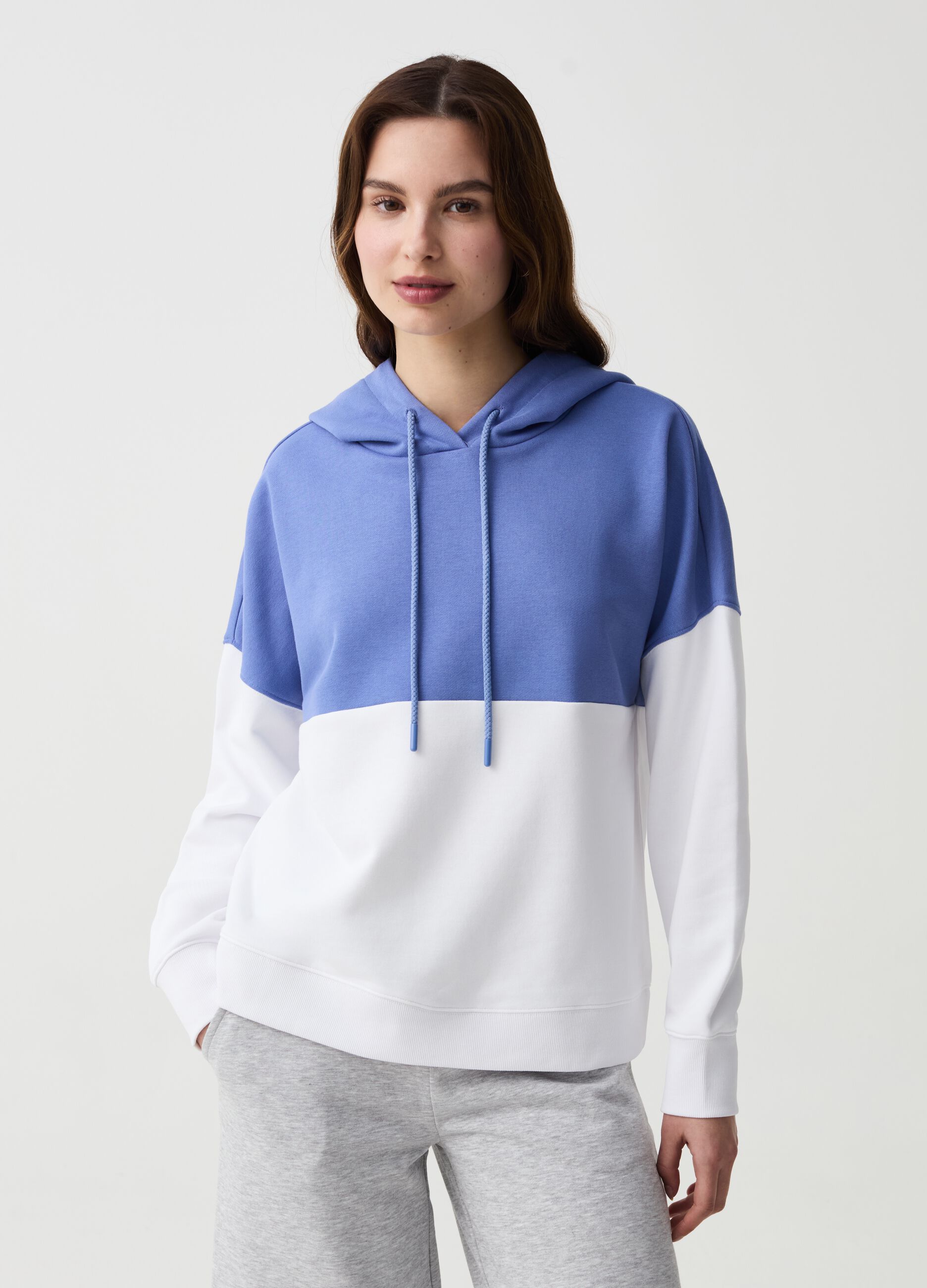 Essential two-tone oversized sweatshirt with hood