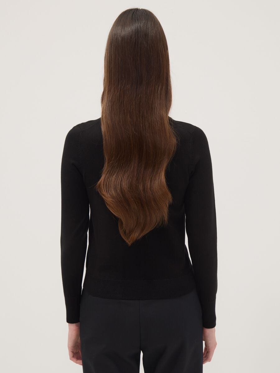 Schwarzer, enganliegender Pullover_3