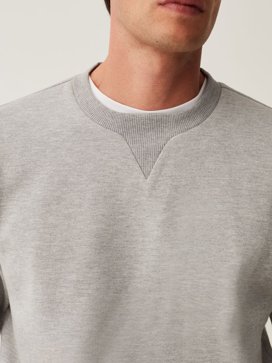 Sweatshirt with round neck and V detail_3