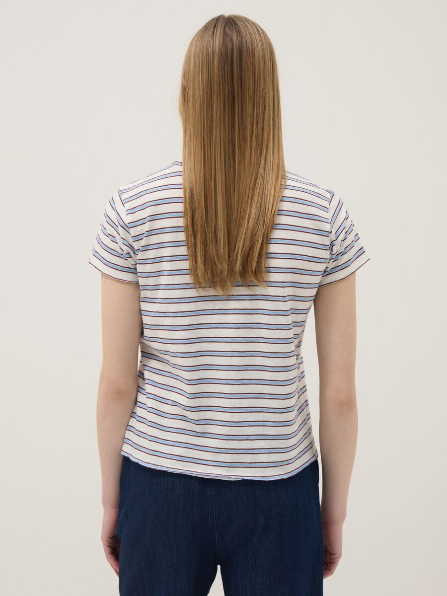 Kurzarm-T-Shirt aus reiner Baumwolle mit mehrfarbigen Streifen, Regular Fit_4