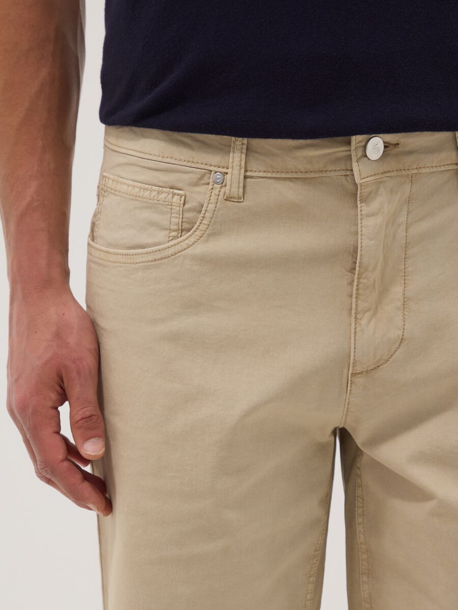 Beige stretch cotton five-pocket Bermuda shorts_4