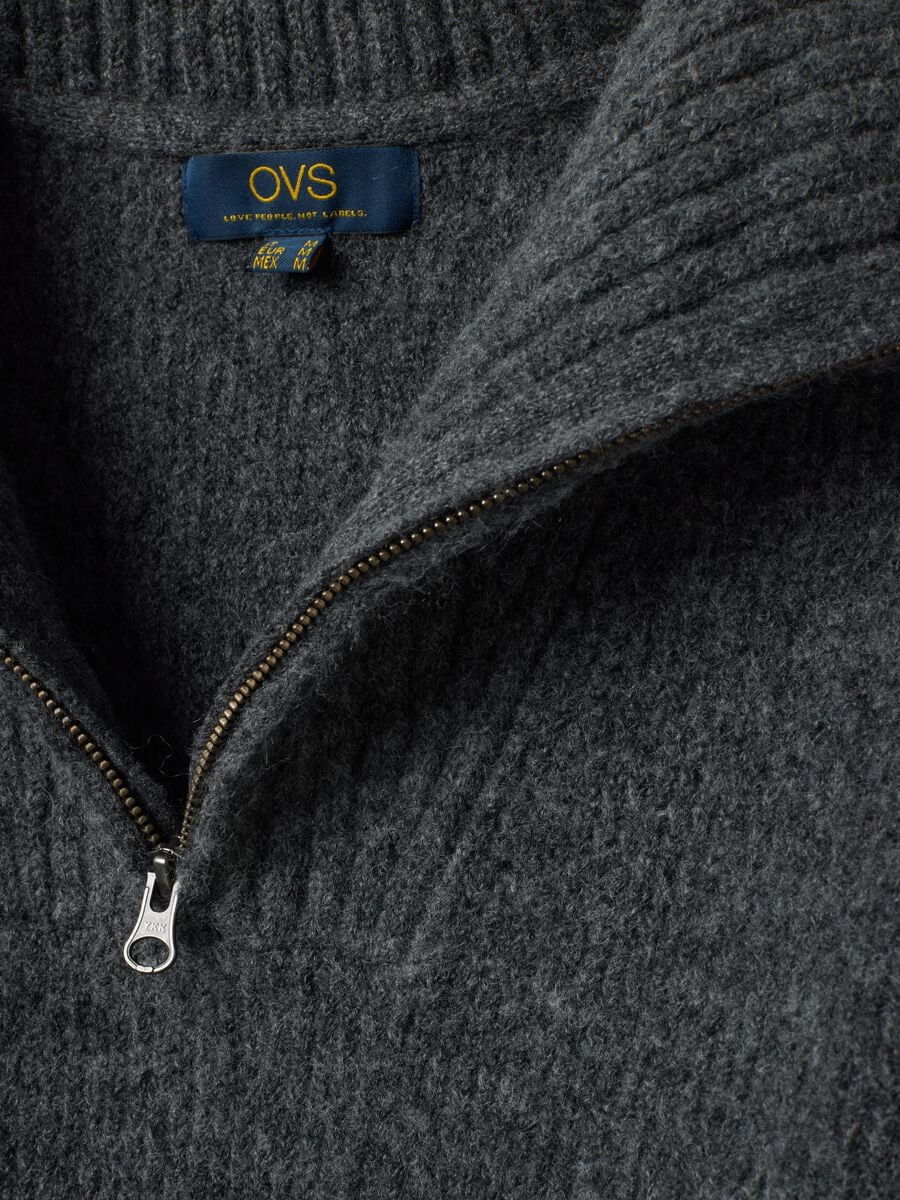 Camisola cinzenta em l&atilde; el&aacute;stica com half zip, corte regular_1