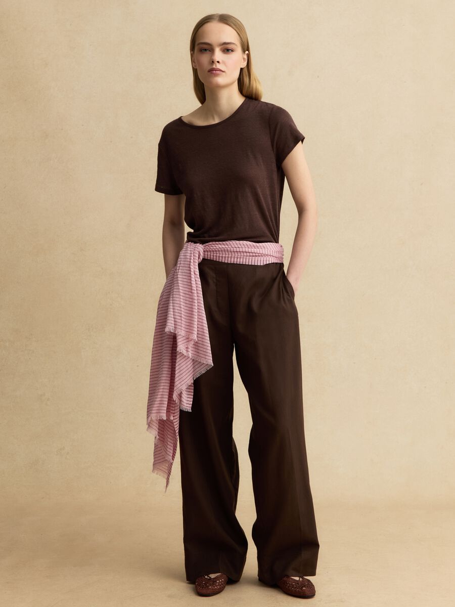 Camiseta marr&oacute;n de manga corta en lino puro, corte regular_2