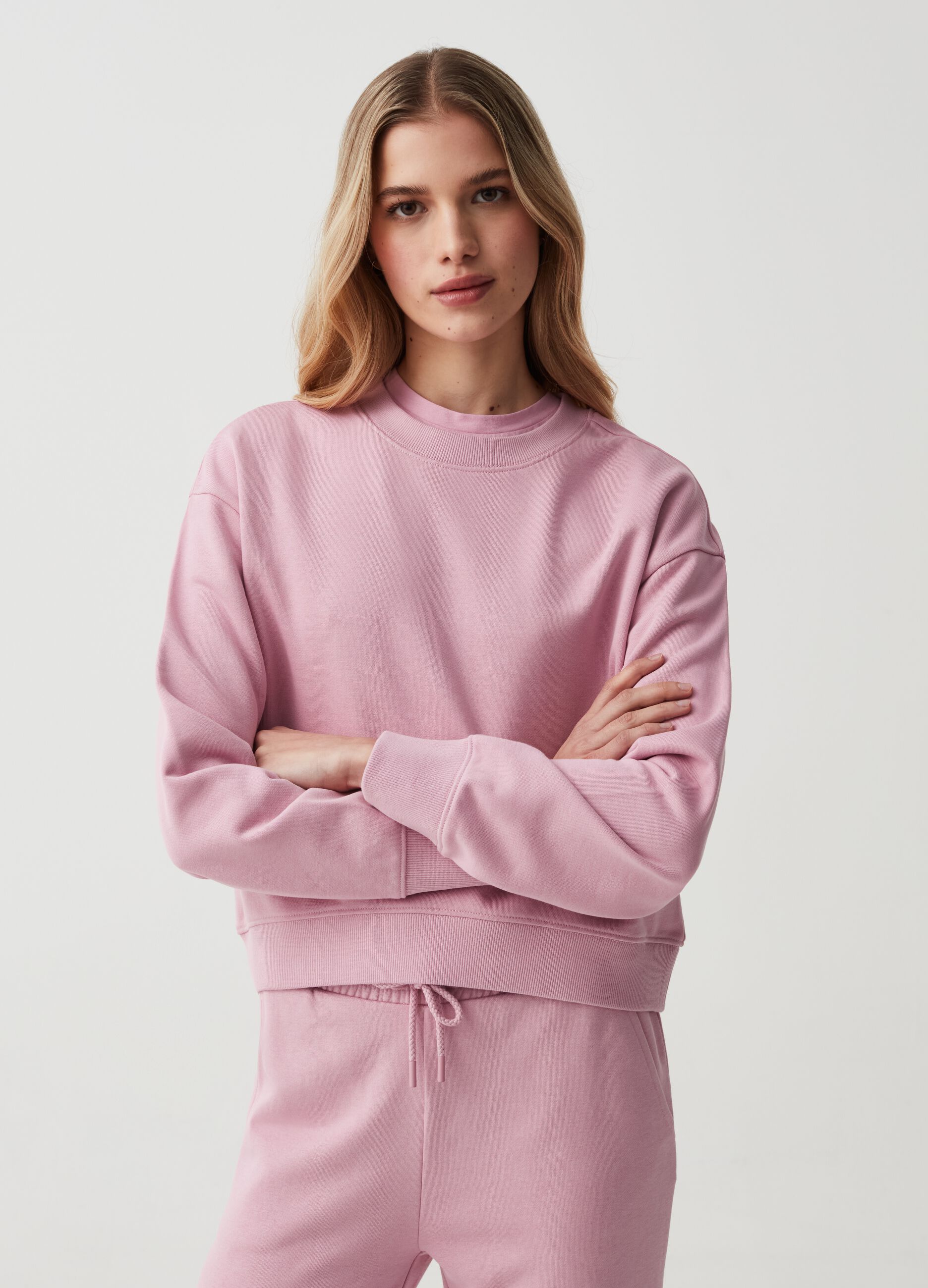 Essential sweatshirt with dropped shoulder