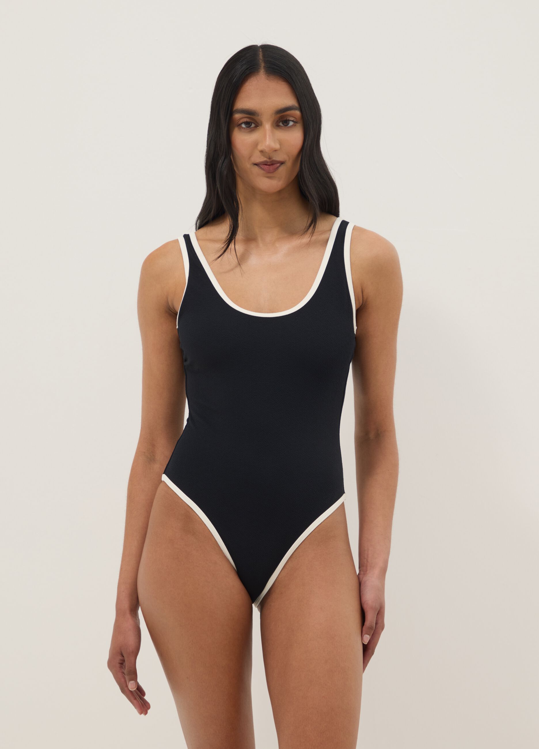 Schwarzer One-Piece-Badeanzug aus Stretchmaterial mit weissen Abschl&uuml;ssen