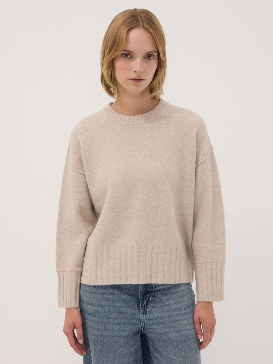 Maglione beige in tessuto elasticizzato girocollo_1