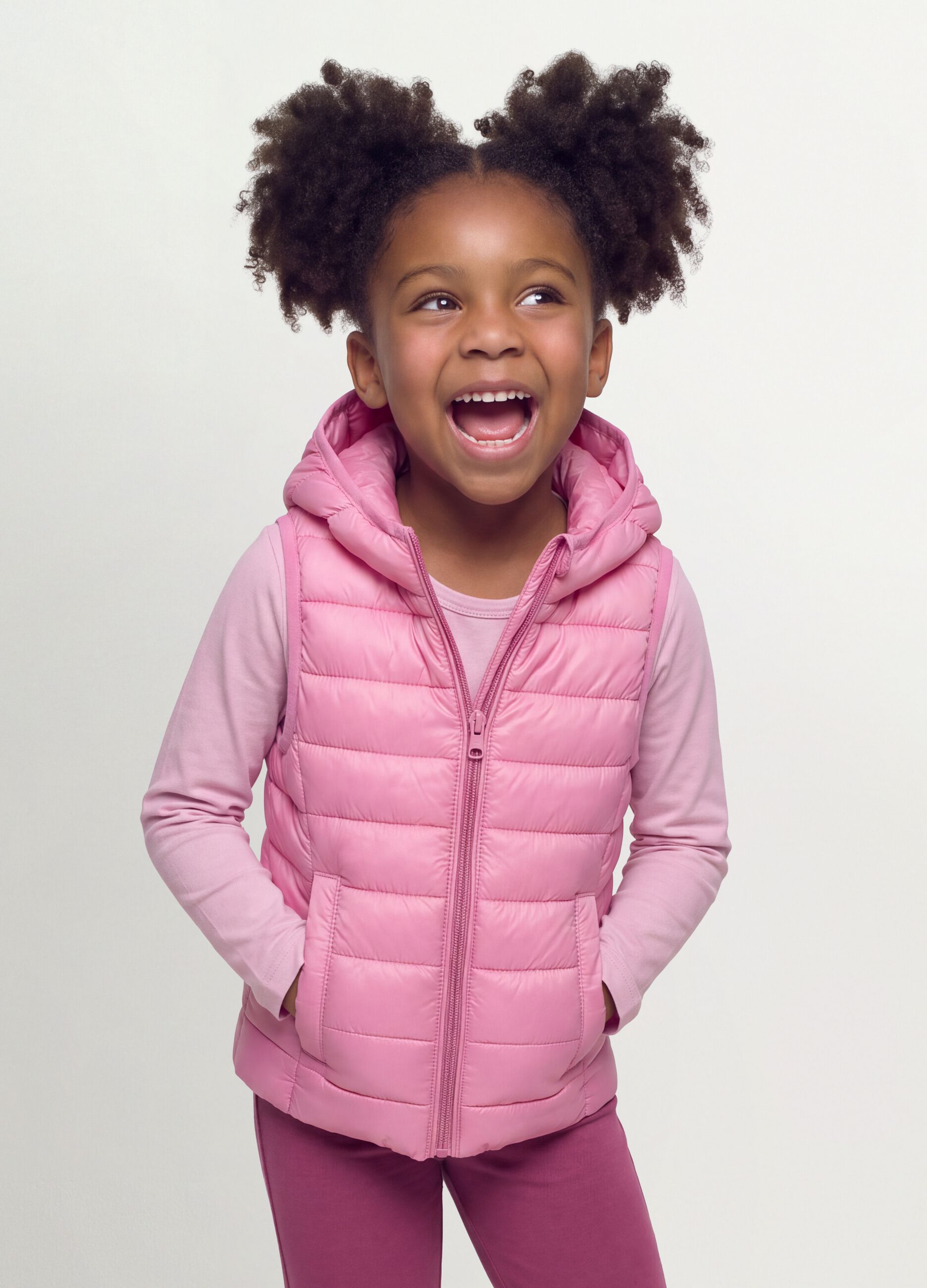 Colete ultralight rosa acolchoado com capuz e fecho de correr para menina