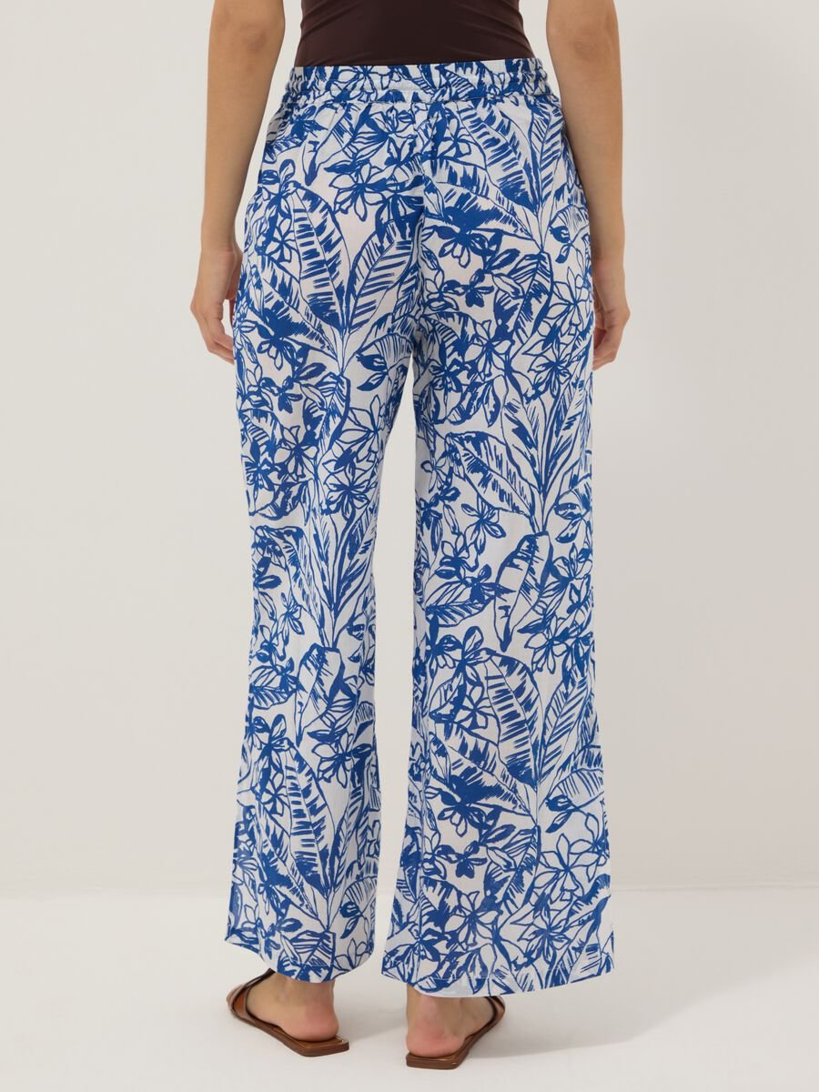 Blue and white organic cotton trousers with floral print_2
