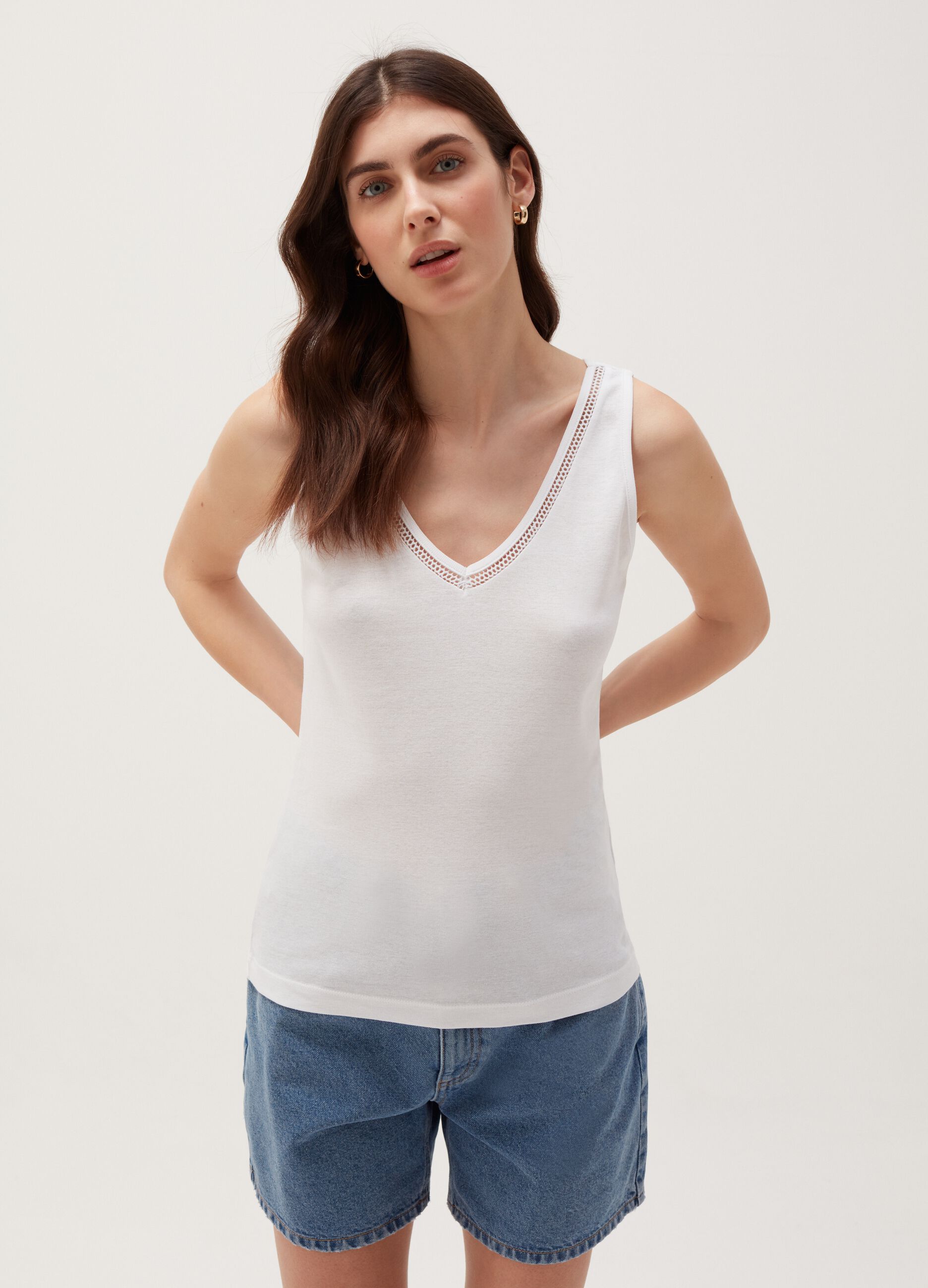 Camiseta de tirantes de algodón con cuello de pico