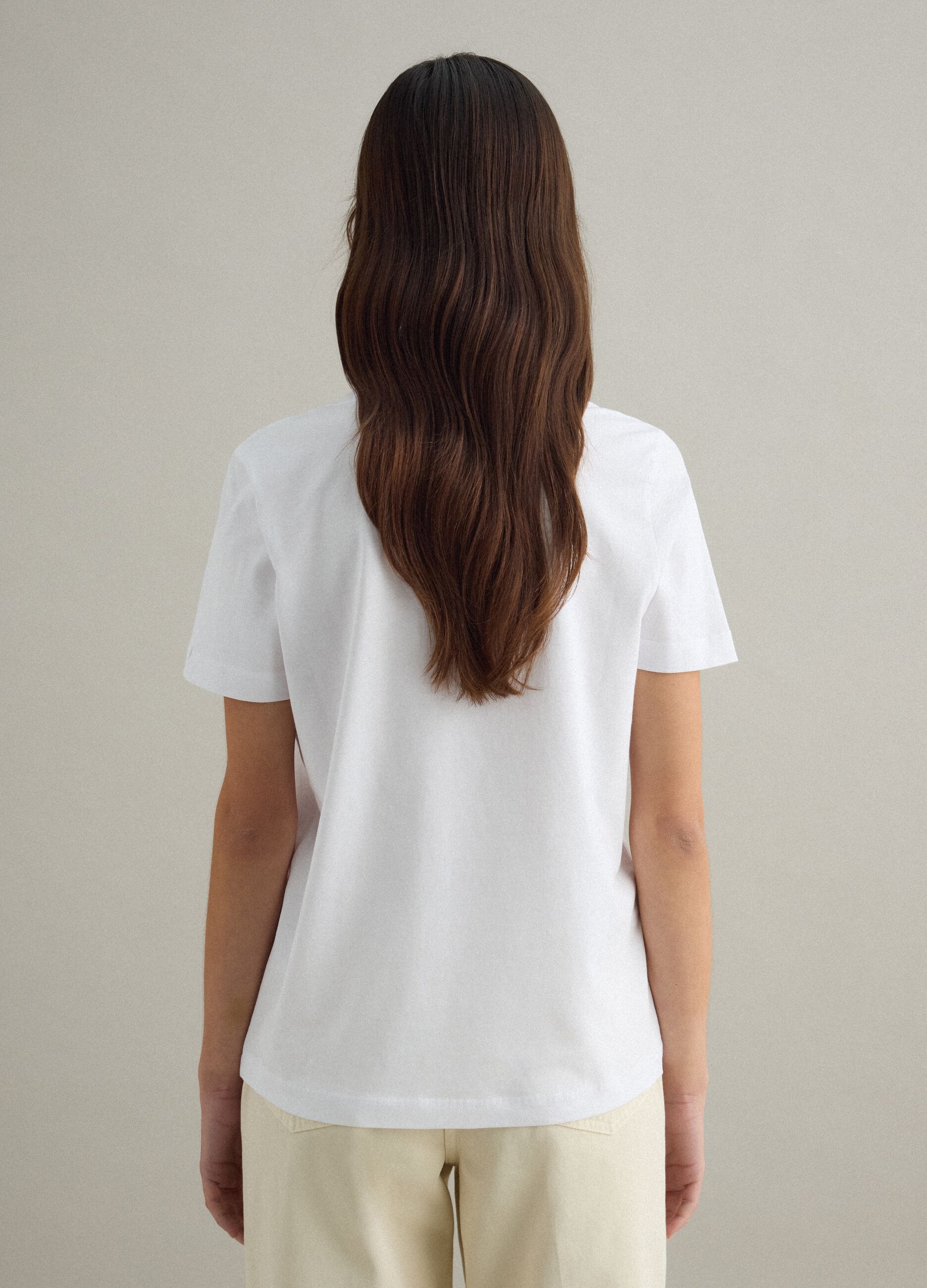 &Lambda;&epsilon;&upsilon;&kappa;ό t-shirt &alpha;&pi;ό &kappa;&alpha;&theta;&alpha;&rho;ό &beta;&alpha;&mu;&beta;ά&kappa;&iota; &kappa;&alpha;&nu;&omicron;&nu;&iota;&kappa;ή &epsilon;&phi;&alpha;&rho;&mu;&omicron;&gamma;ή &beta;&alpha;&theta;ύ V