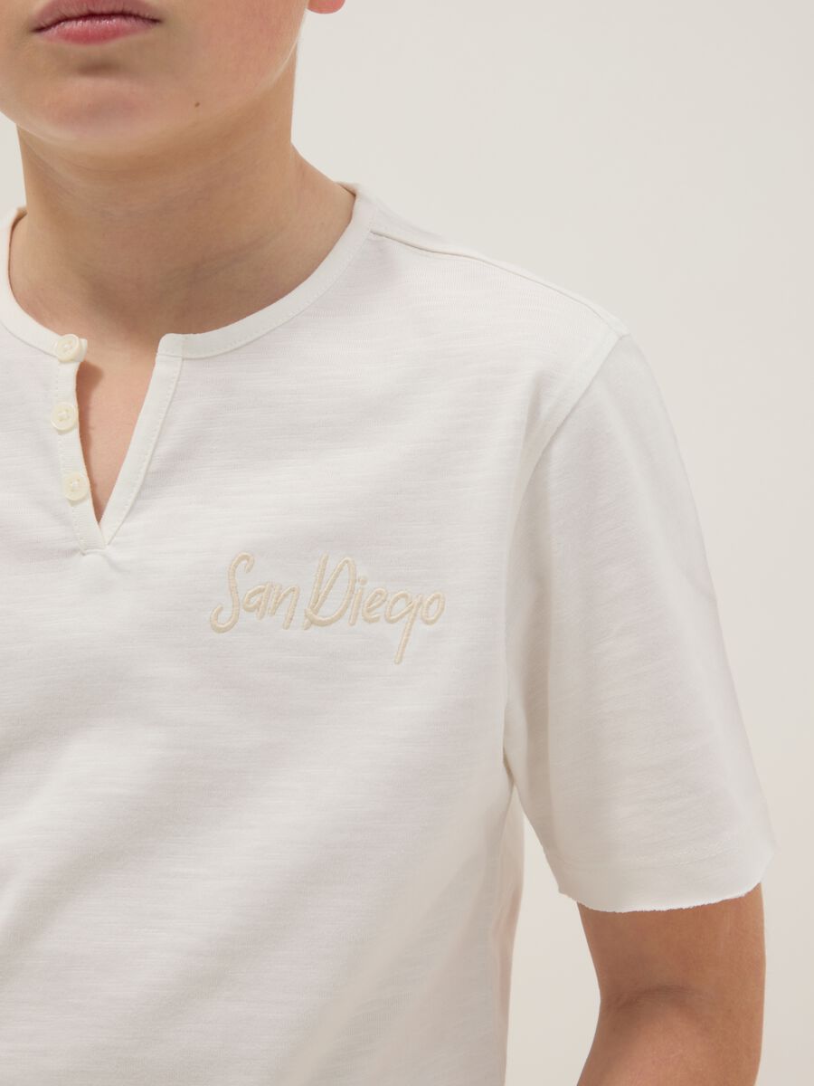 Jungen Wei&szlig;er Polo aus reiner Baumwolle mit Serafino-Kragen, Regular Fit_2