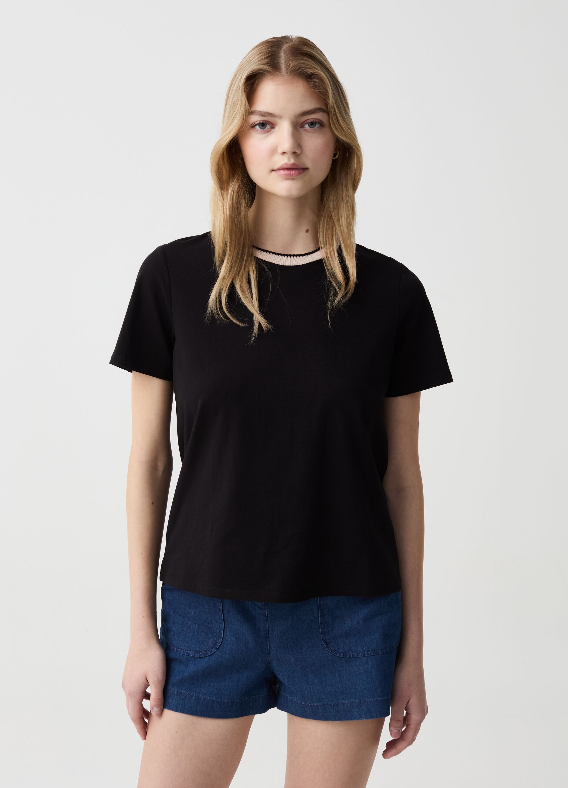 T-shirt with round neck with striped edging