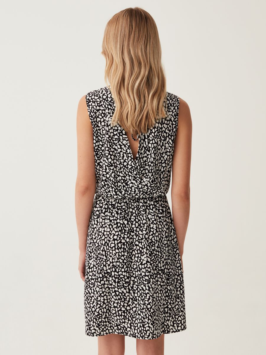 Short sleeveless patterned dress_2