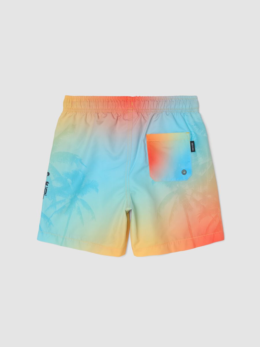 Jungen-Badeshorts in Multicolor mit Farbverlauf und Tropical-Print_1