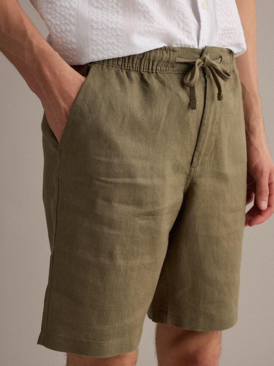 Gr&uuml;ne Bermuda-Shorts aus reinem Leinen mit elastischem Bund_3