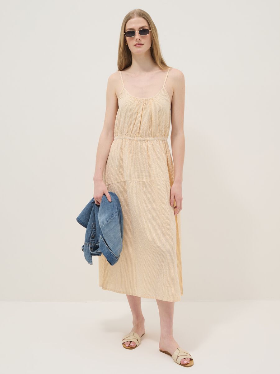 Beiges, gestreiftes Regular-Fit-Kleid aus reiner Baumwolle mit schmalen Tr&auml;gern_0