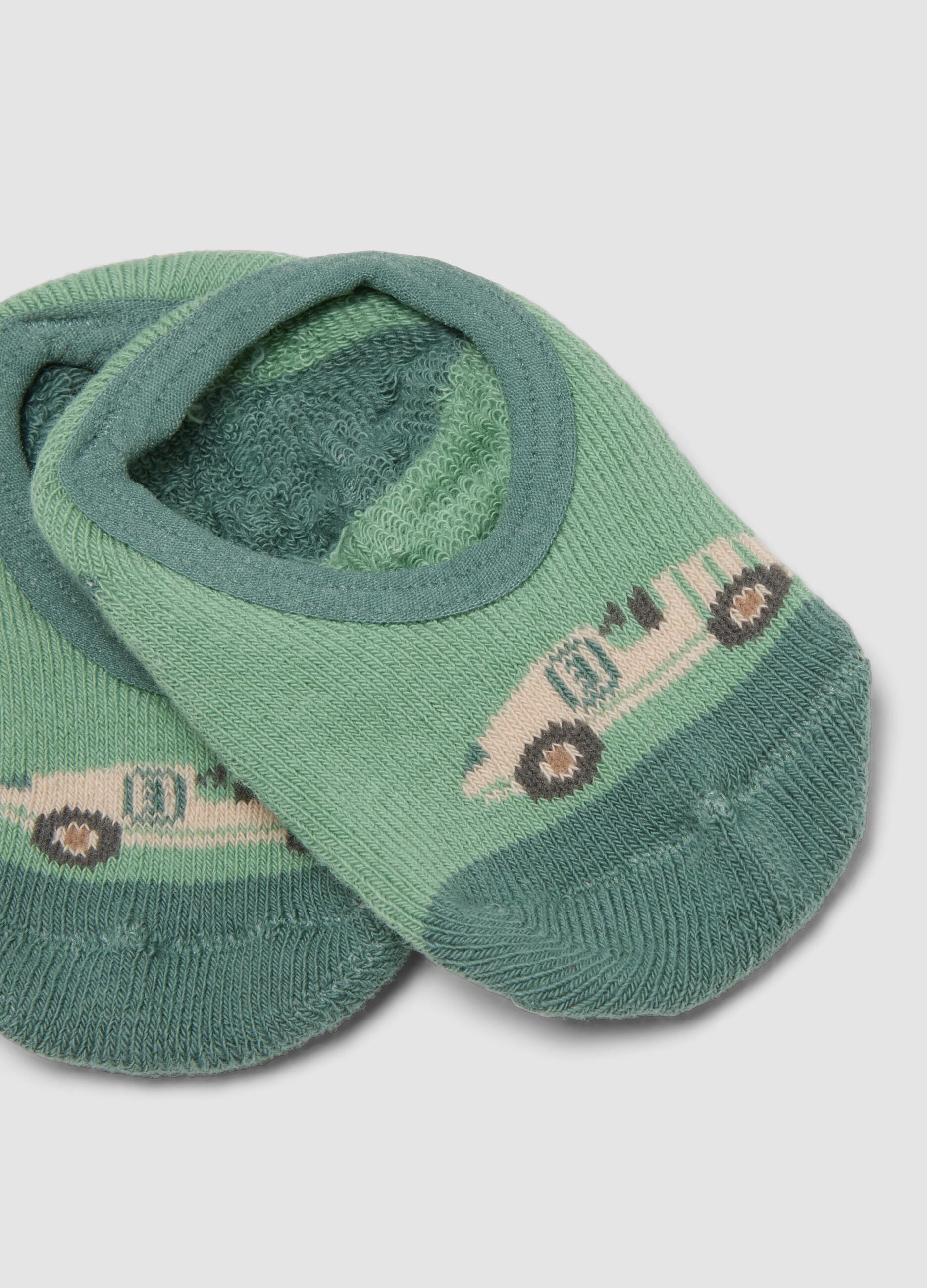 Gr&uuml;ne rutschfeste Socken aus elastischer Bio-Baumwolle mit Auto-Motiv