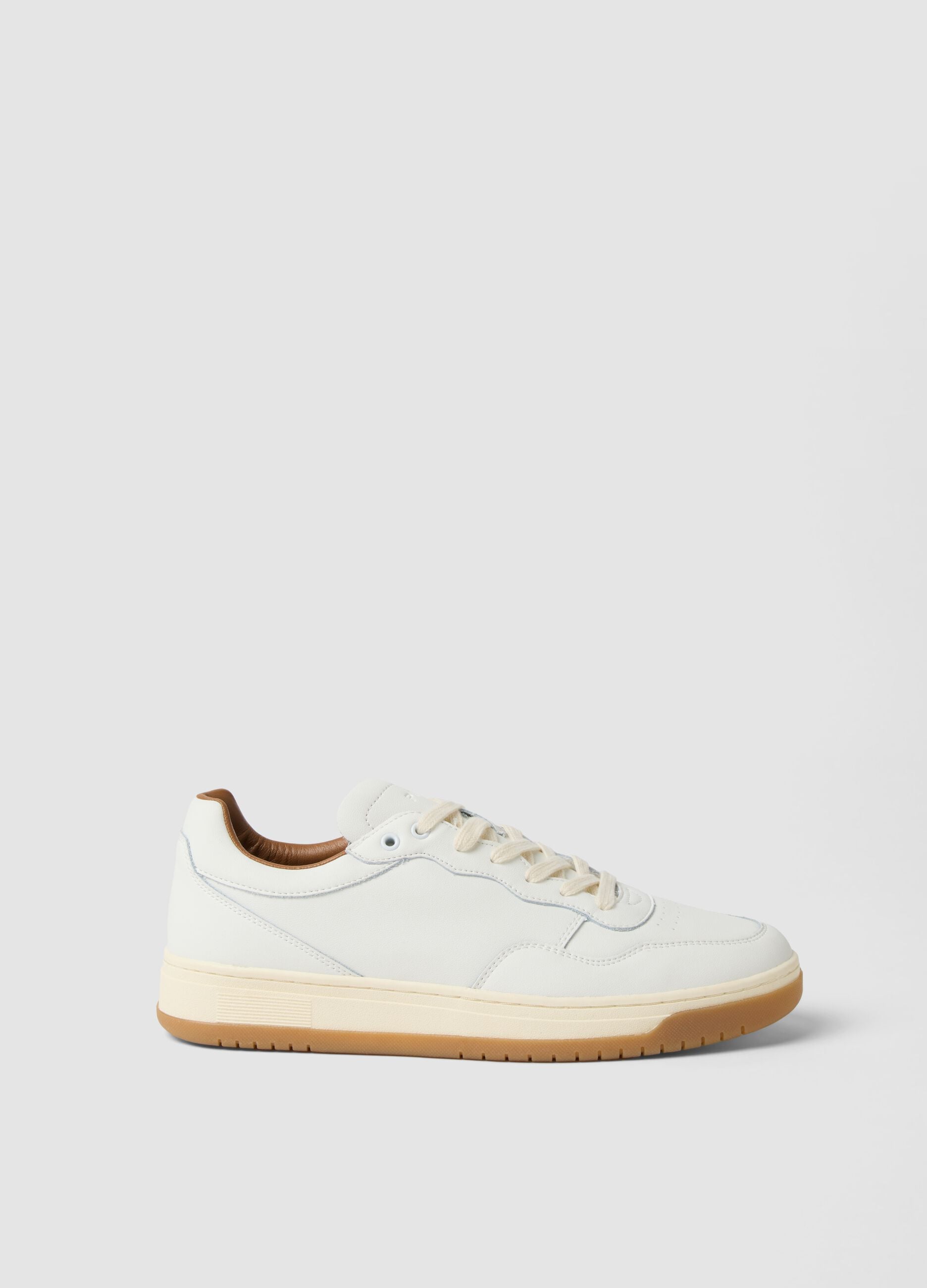 Wei&szlig;e Sneaker aus echtem Leder mit Kontrastsohle