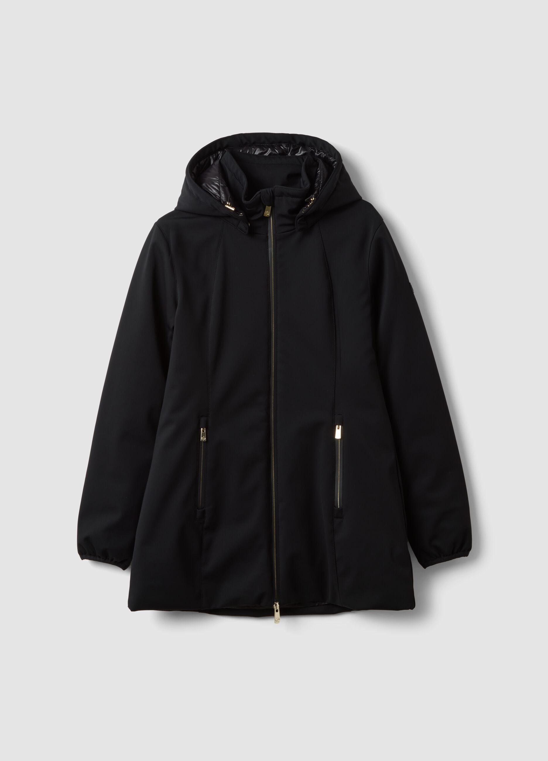 Parka preta em tecido el&aacute;stico com capuz, corte regular