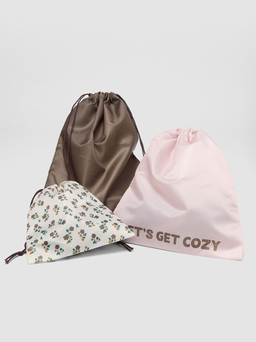 Set of three drawstring pouches in taupe grey, pale pink and off-white_2