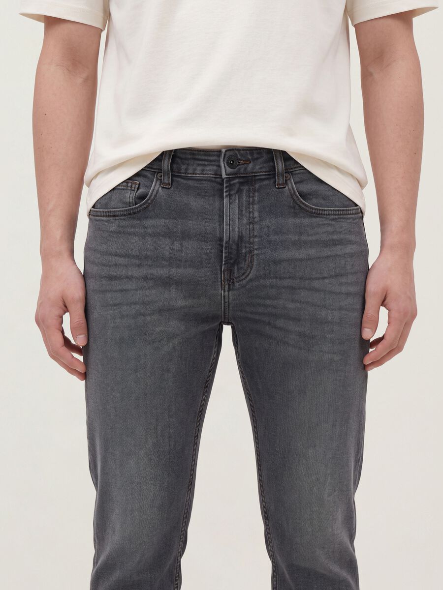 Graue Slim-Fit-Jeans aus Stretch-Baumwolle_3