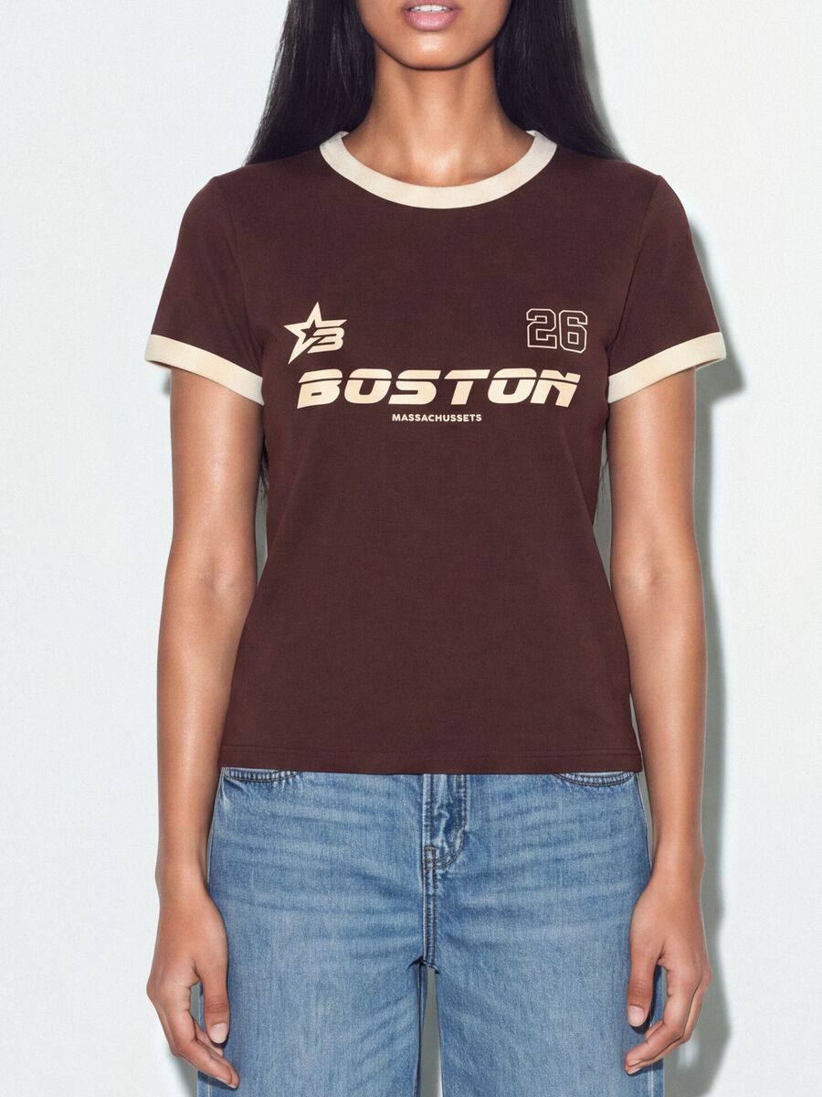 Braunes Baumwoll-T-Shirt mit Frontprint und kontrastierenden Abschl&uuml;ssen_3