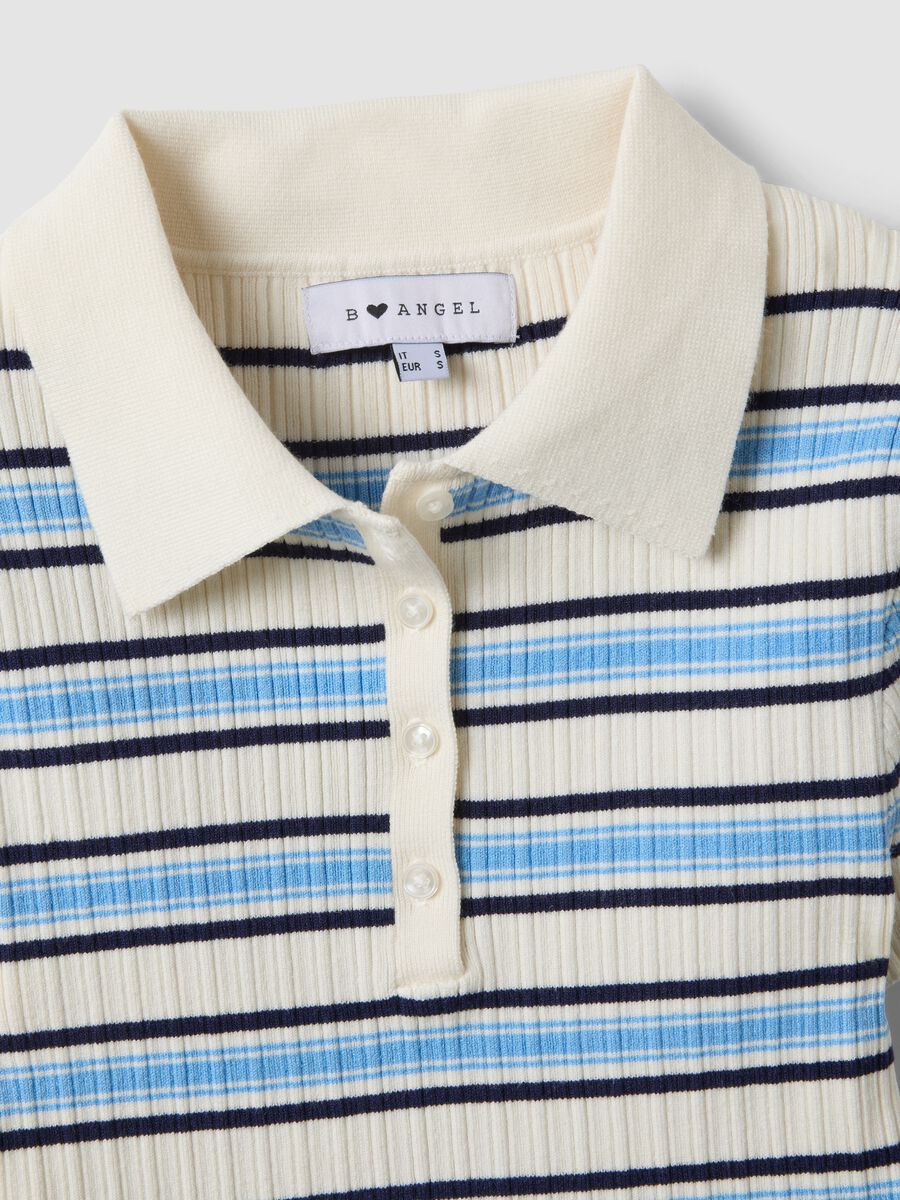 Figurbetonter Pullover aus Viskosemix mit bunten Streifen und Polokragen_5