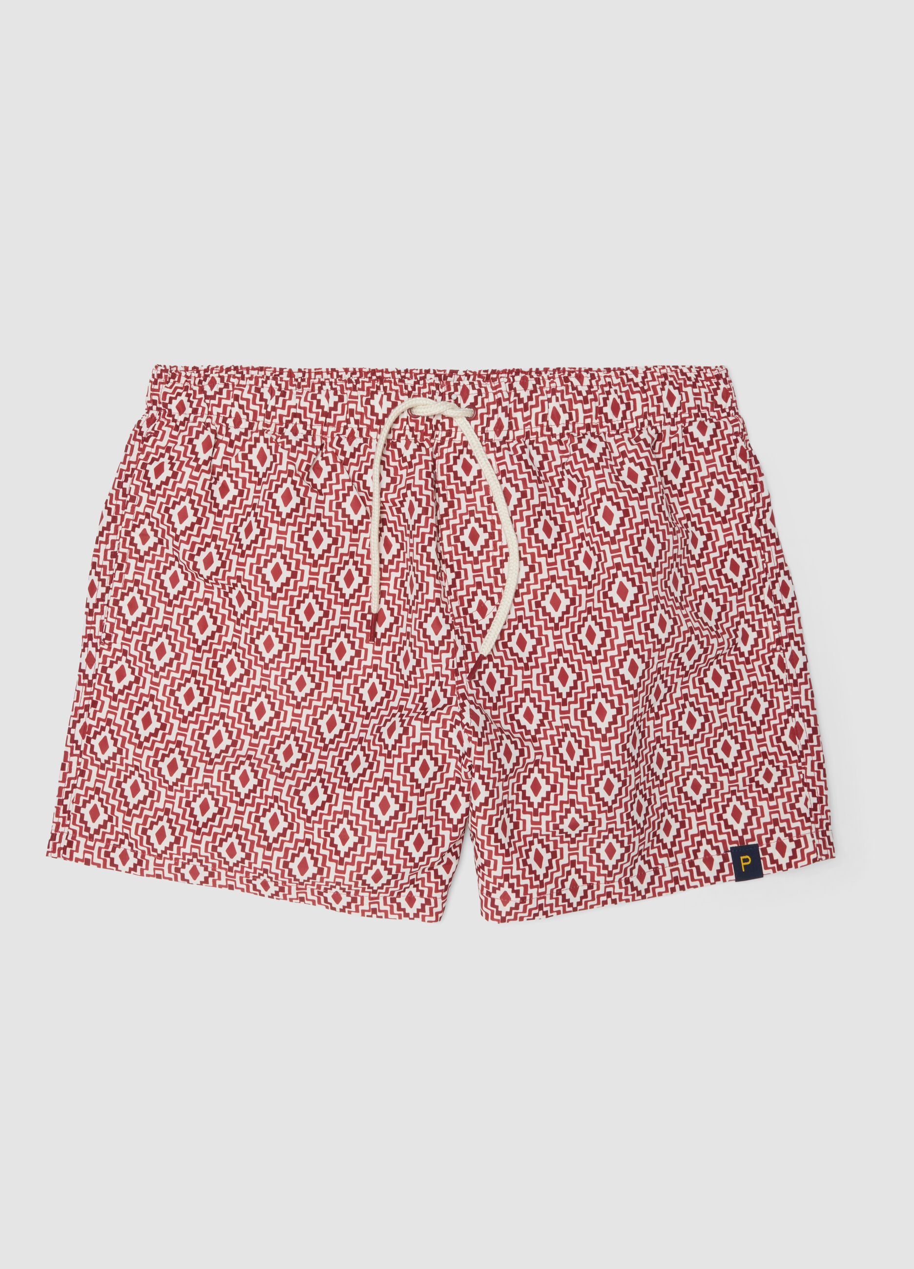 Ba&ntilde;ador tipo bermuda rojo con estampado geom&eacute;trico