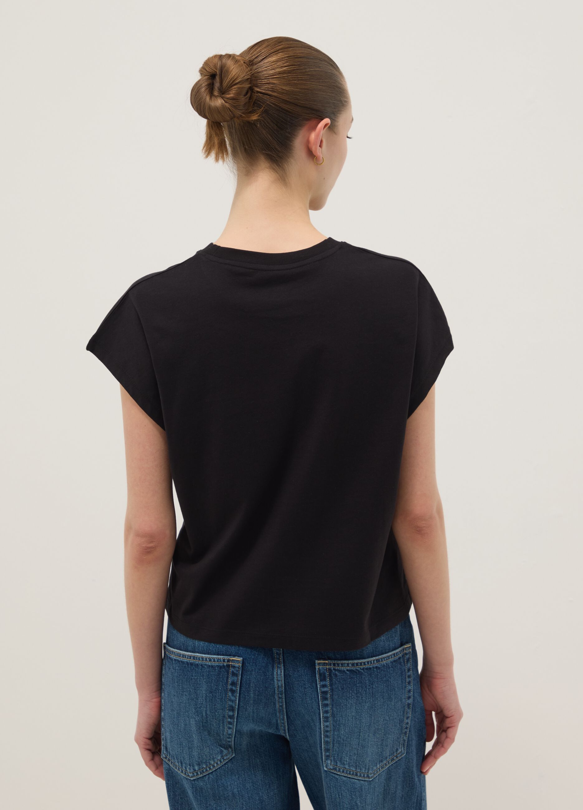 T-shirt preta de manga curta em algod&atilde;o puro, corte ajustado