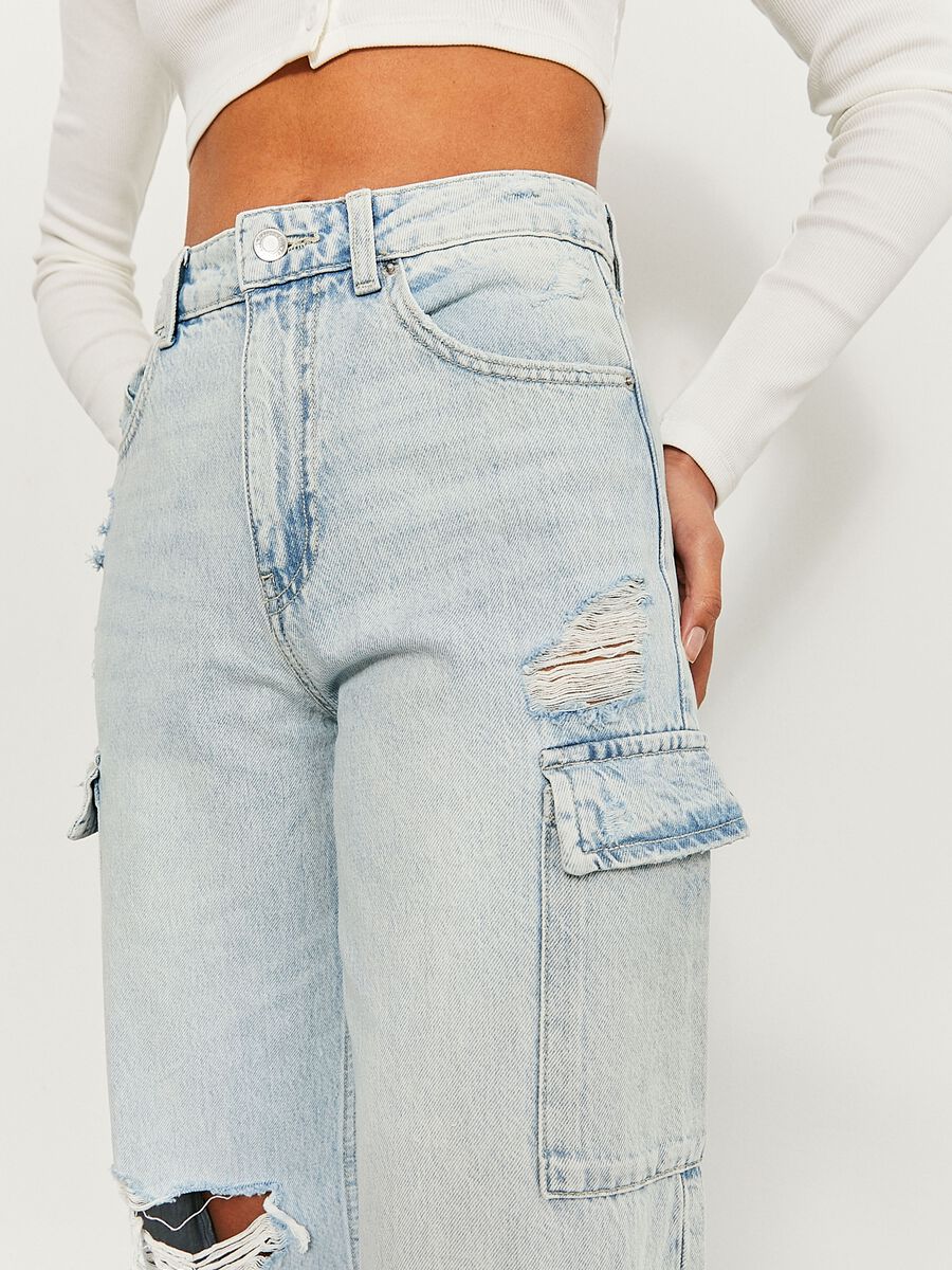 Wide-leg cargo jeans with rips_3