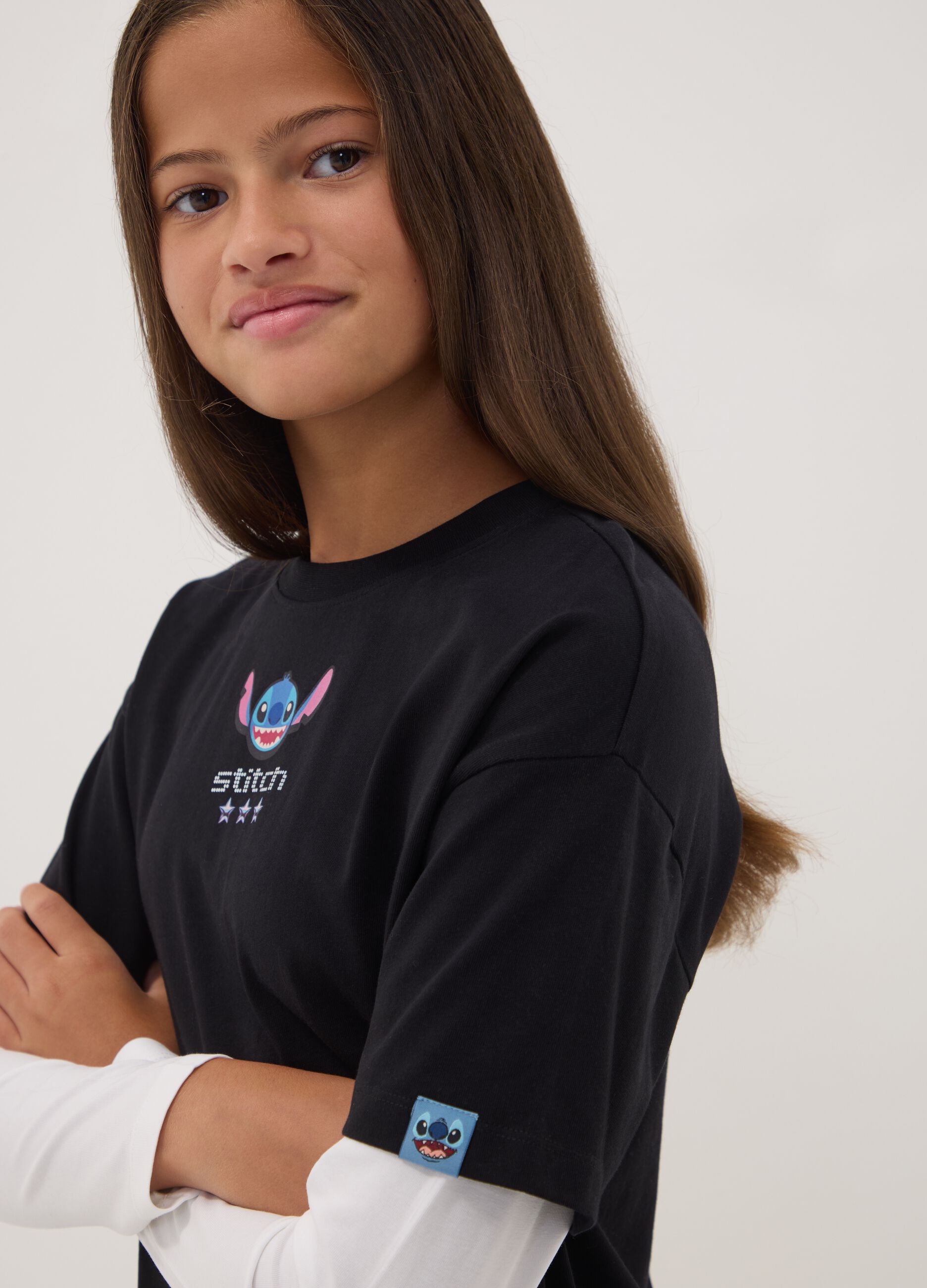 T-shirt nera in puro cotone con collo a costine e stampa Stitch