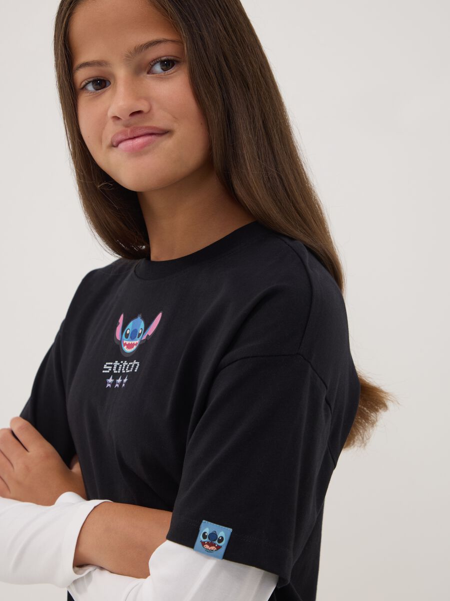 T-shirt nera in puro cotone con collo a costine e stampa Stitch_0