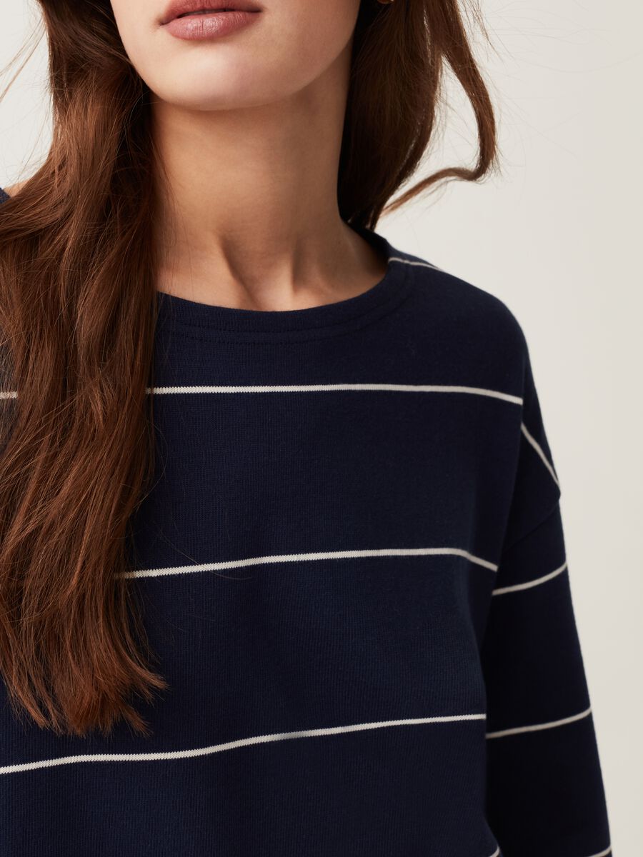 Long-sleeved T-shirt with fine stripes_3