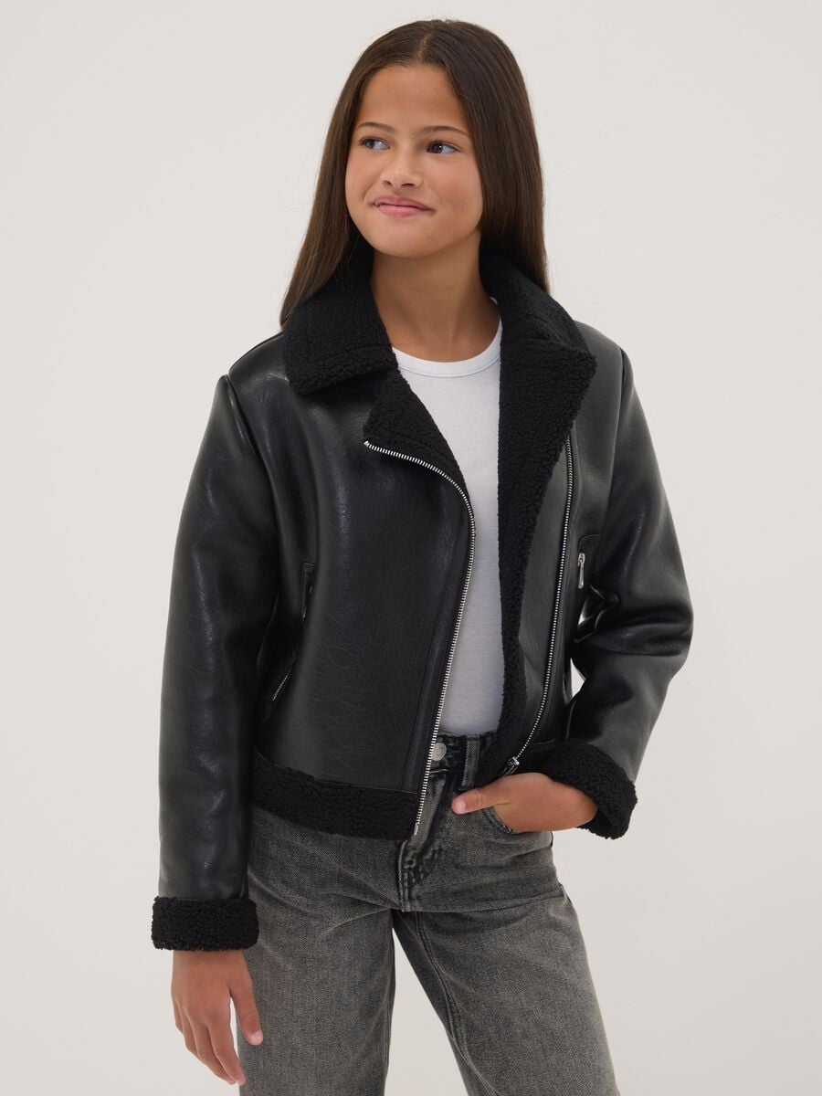 Schwarze Jacke im Aviator-Stil mit diagonalem Reissverschluss_0