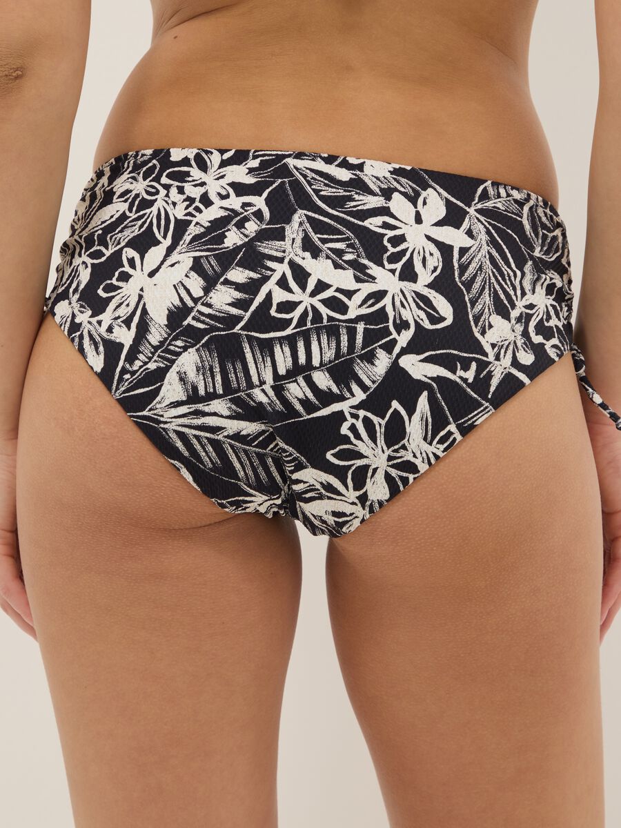 Mehrfarbige Stretch-Badehose mit Blumenmuster_2