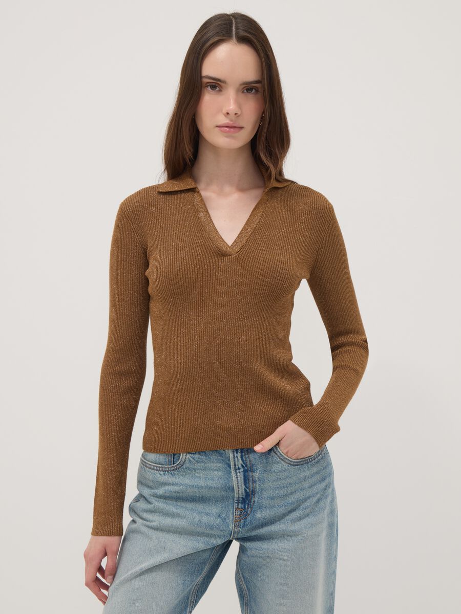Camisola castanha canelada em mistura de viscose com gola polo_0