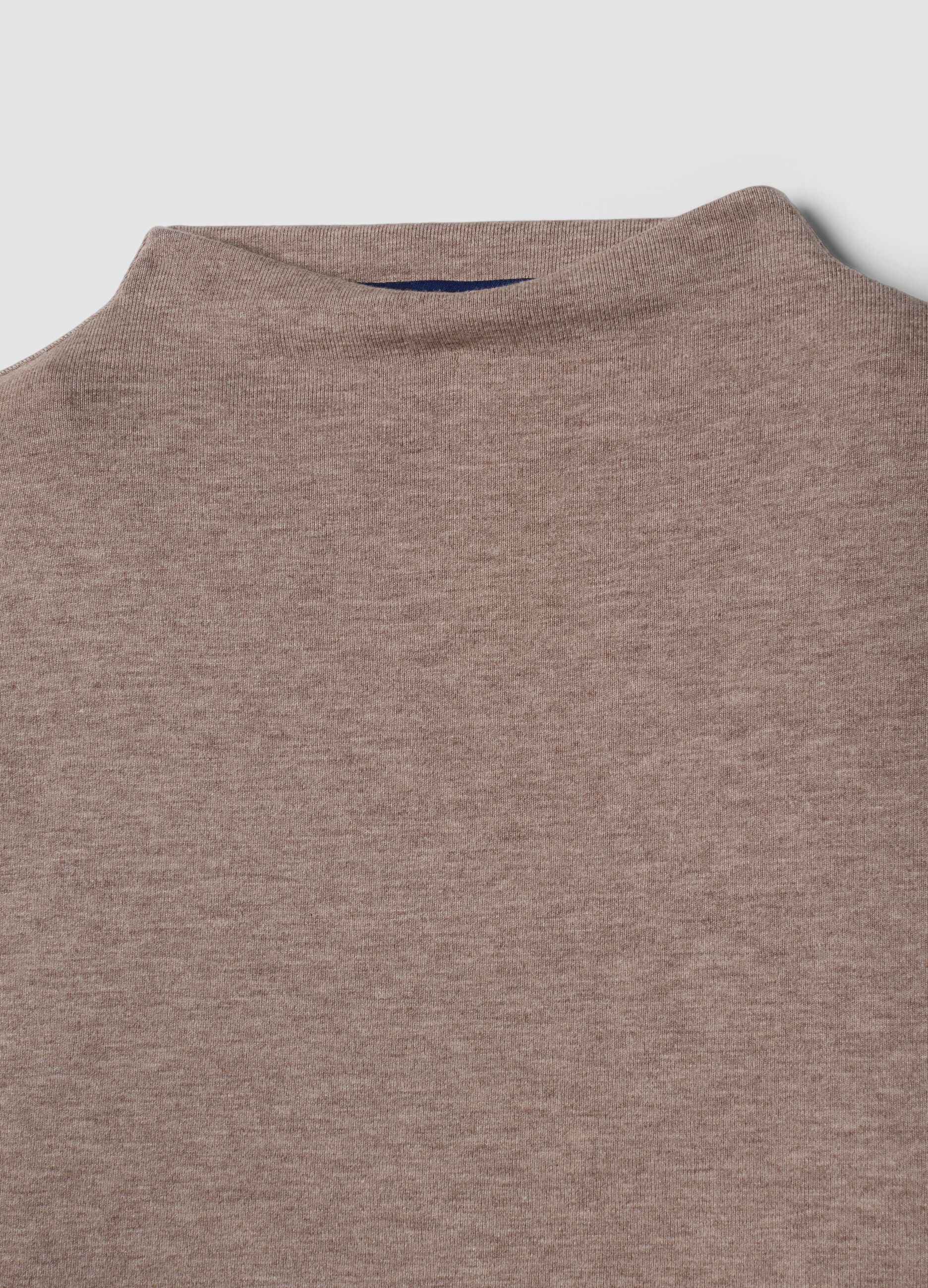 T-shirt beige in viscosa elasticizzata con girocollo