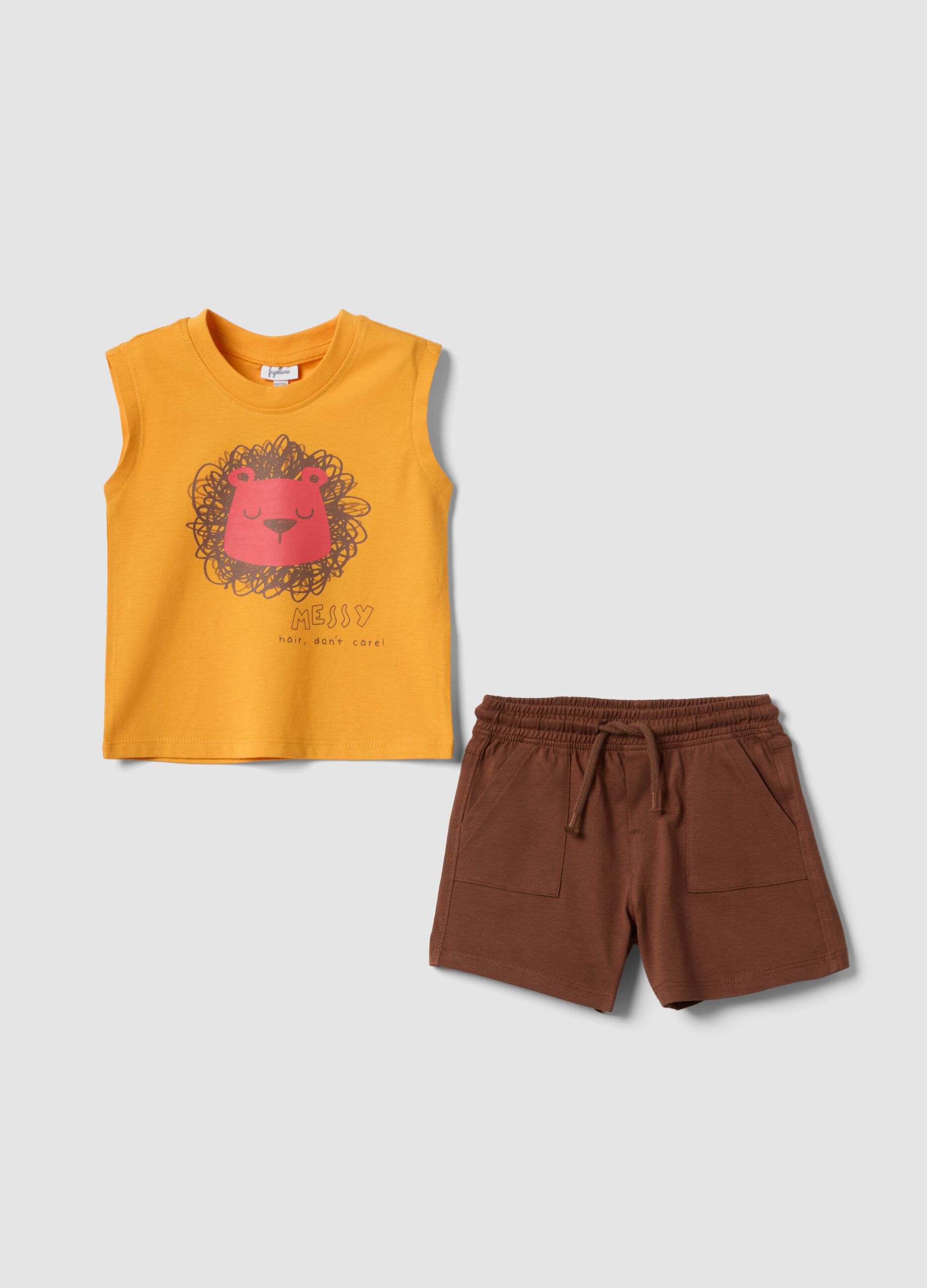 Conjunto amarelo e castanho em algod&atilde;o puro com top e cal&ccedil;&otilde;es para beb&eacute; menino, corte regular