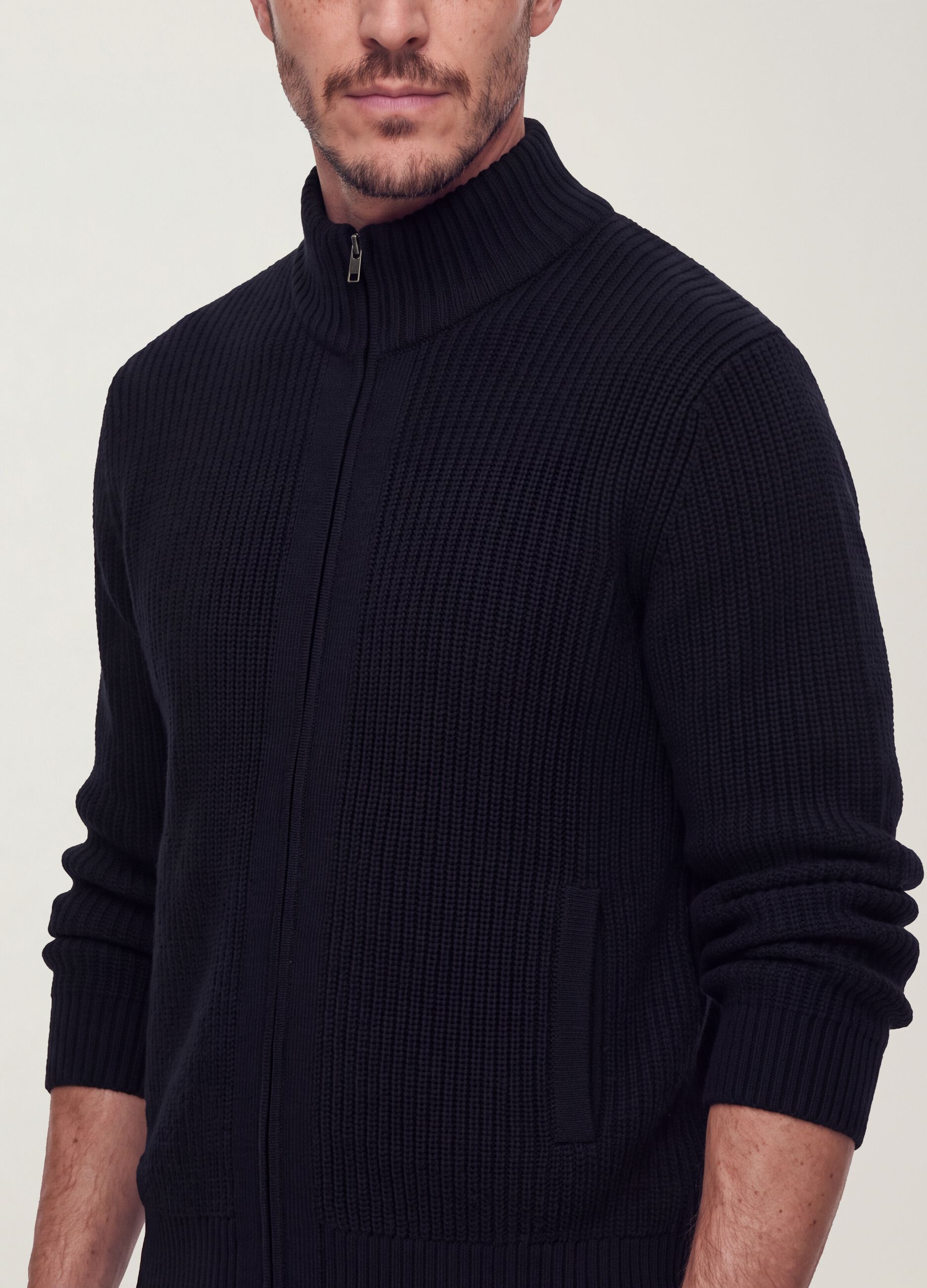 Cardigan azul-marinho em malha canelada com gola e fecho de correr, corte regular